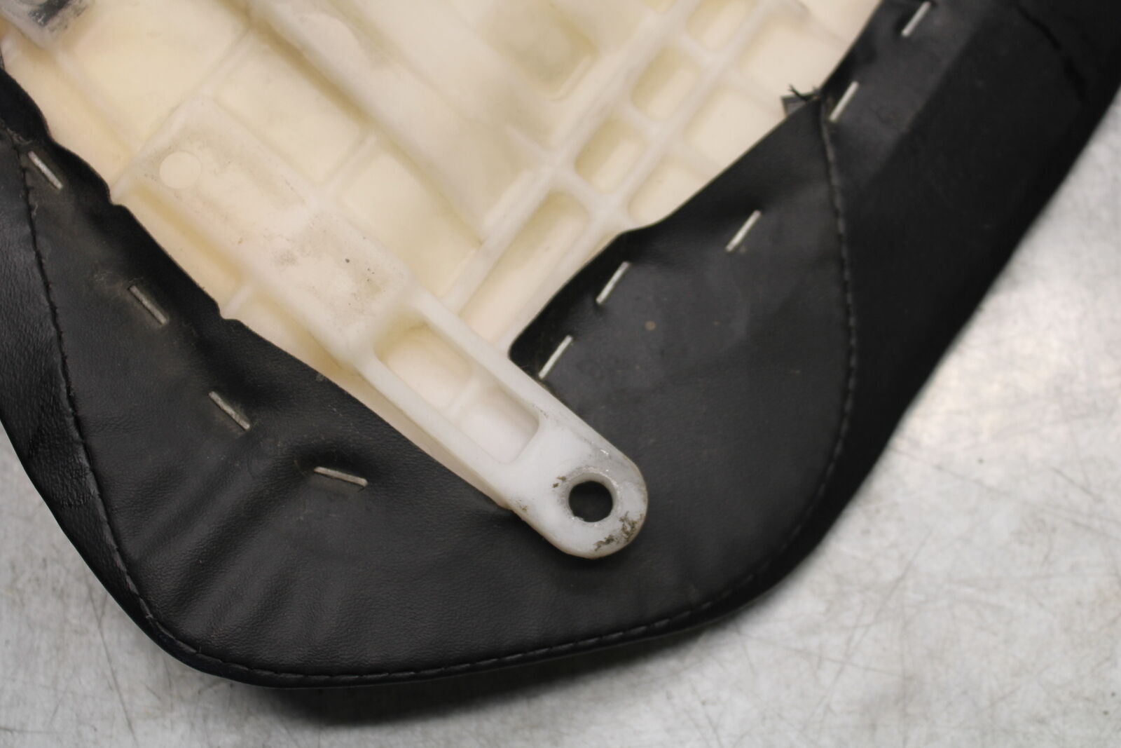 05-06 HONDA CBR600RR FRONT DRIVERS SEAT PAD SADDLE PILLION 77100-MEE-D00 BB655