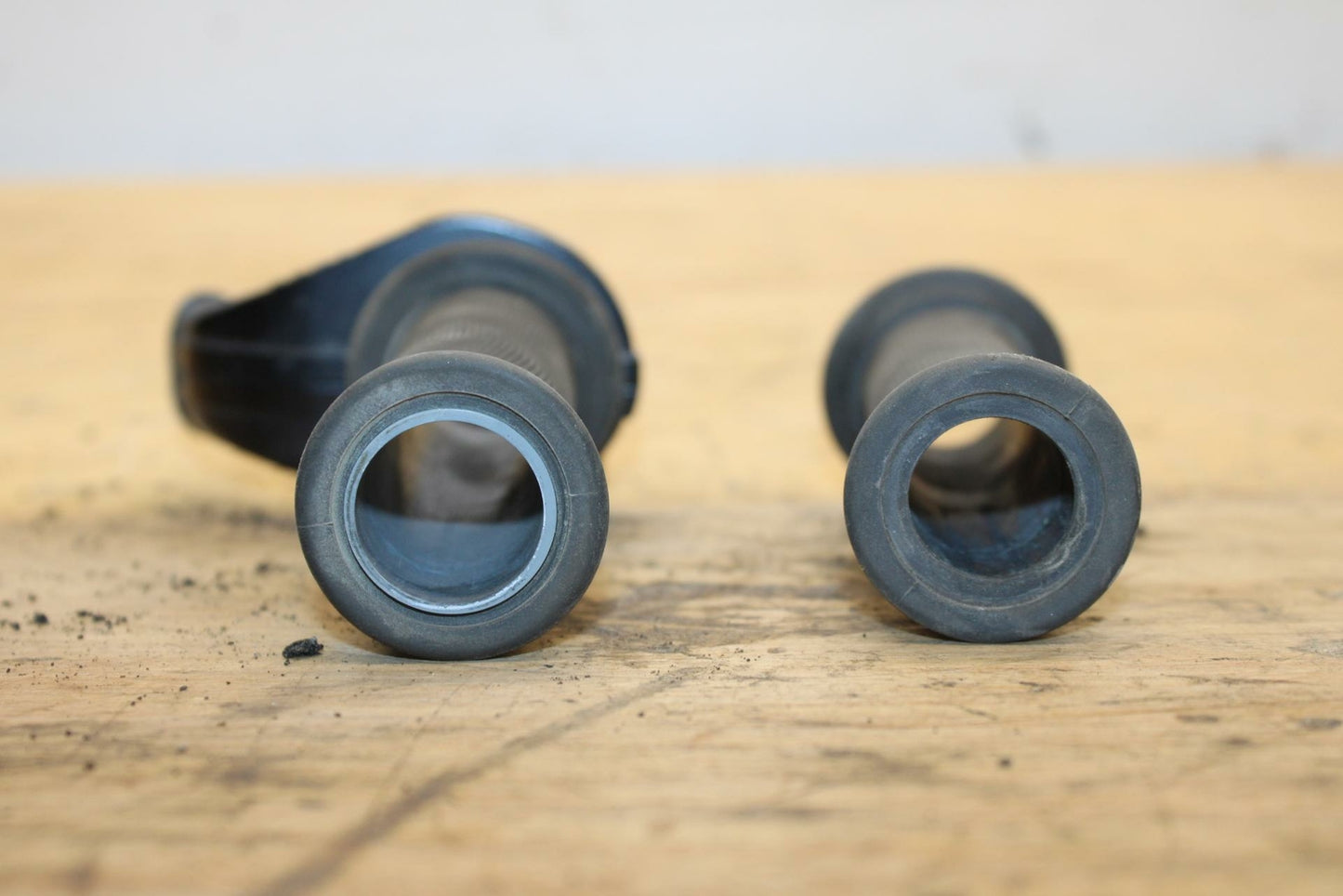 04-05 KAWASAKI NINJA ZX10R THROTTLE CABLE LINE HOUSING GUIDE GRIPS BB322