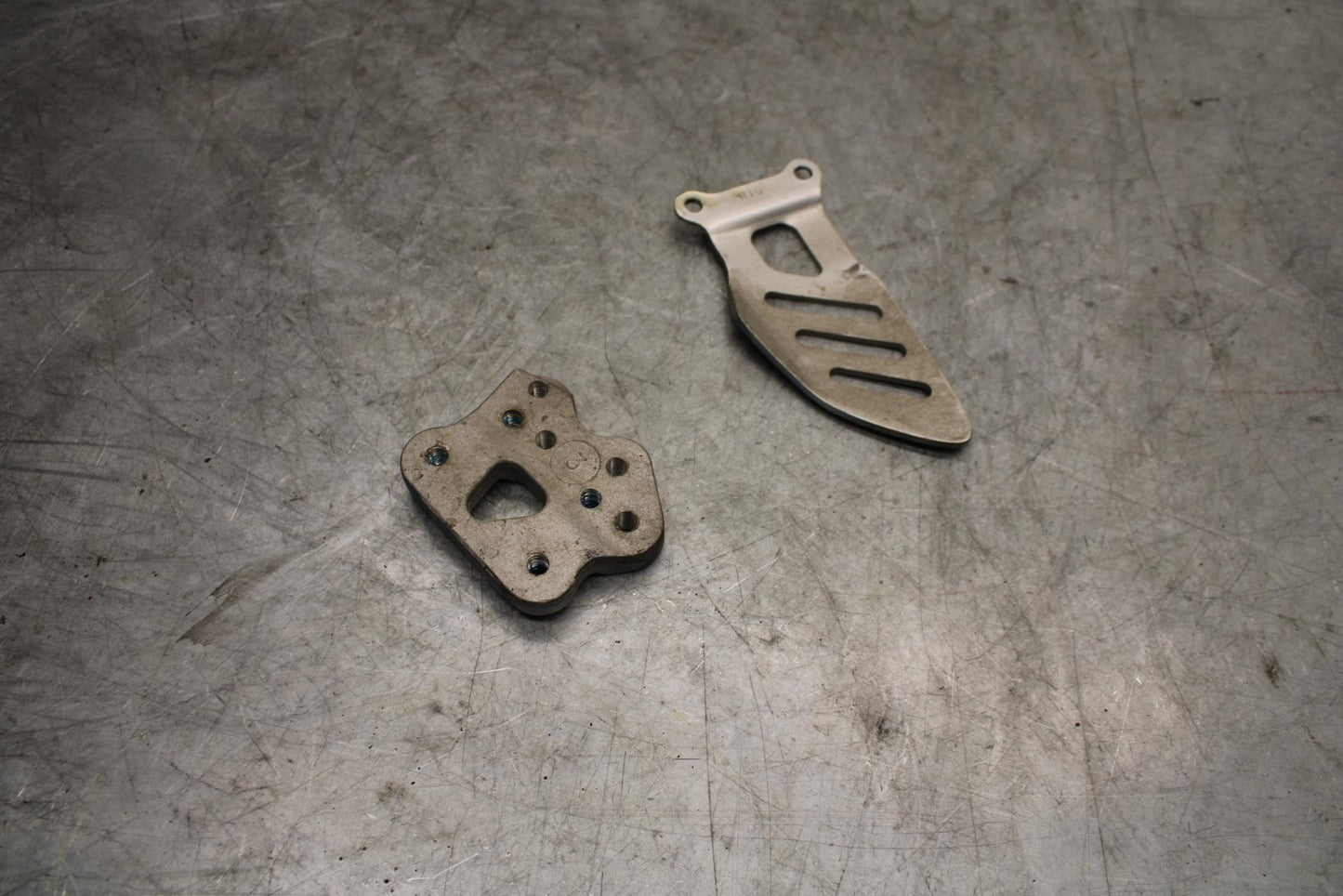 06-07 SUZUKI GSXR750 RIGHT REARSET REAR SET HEEL GUARD MOUNT COVER  BB543