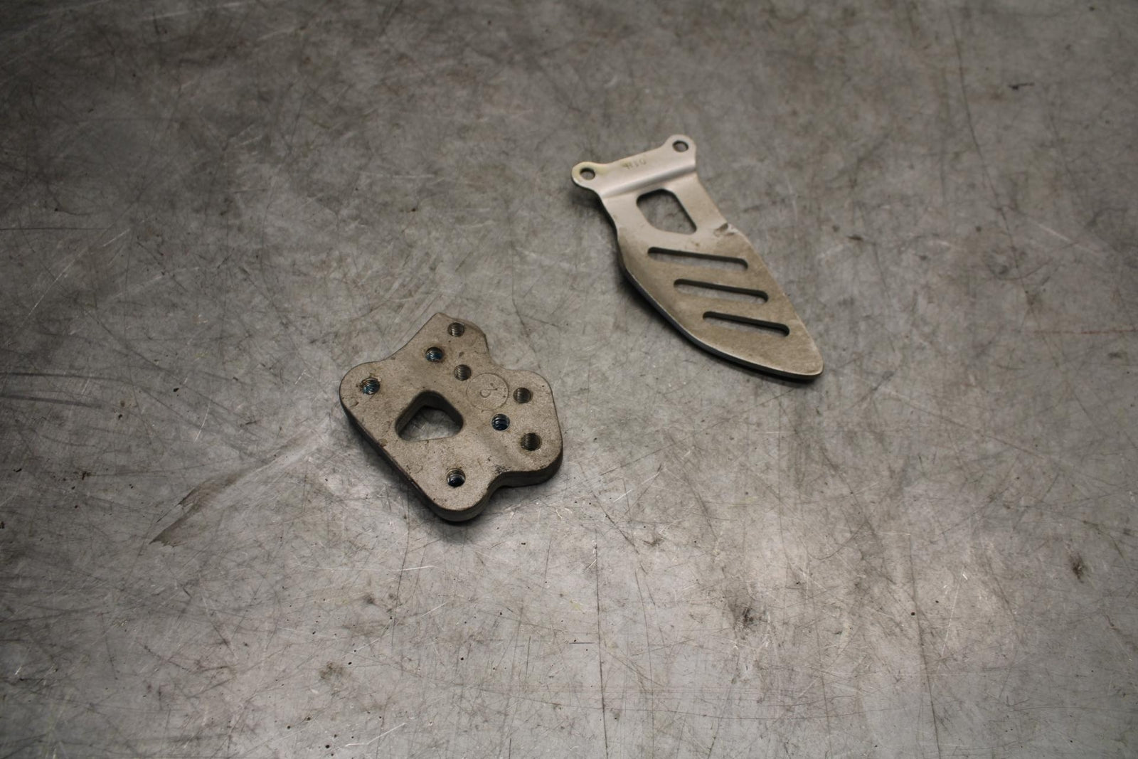 06-07 SUZUKI GSXR750 RIGHT REARSET REAR SET HEEL GUARD MOUNT COVER  BB543