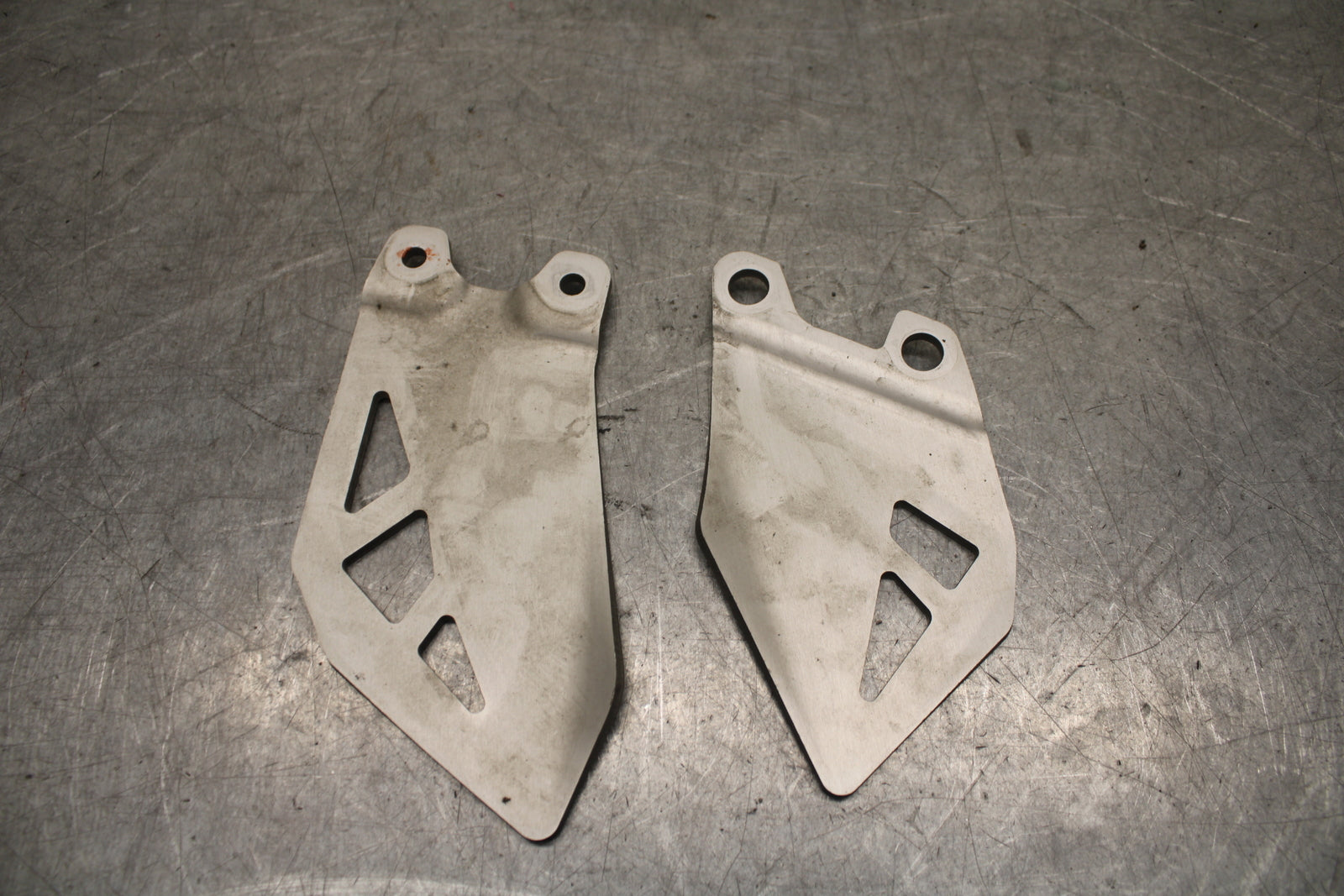 16 KAWASAKI NINJA ZX10R RIGHT LEFT PAIR HEEL GUARD COVER  BB650