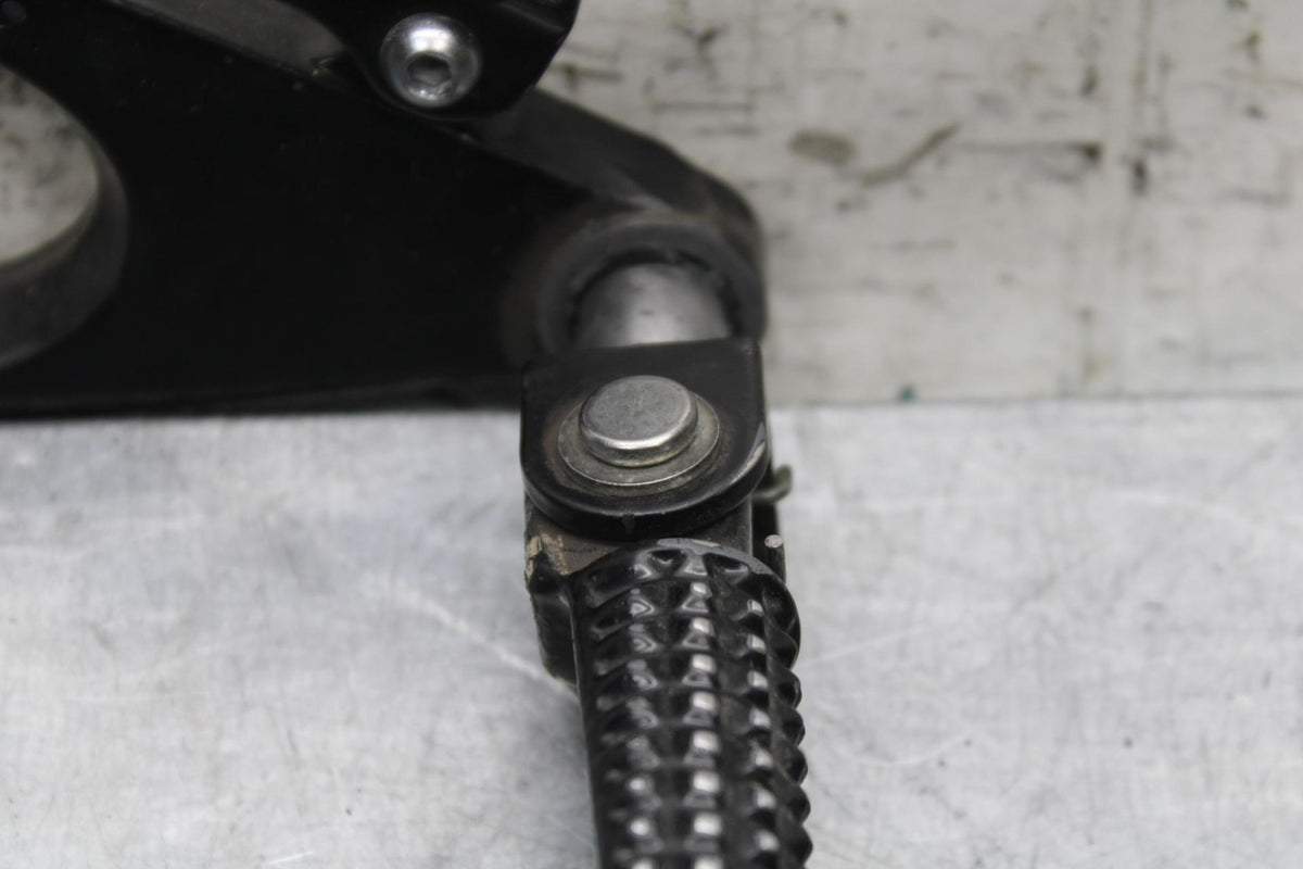 2007 Yamaha YZF R1 LEFT REARSET REAR SET DRIVER FOOT PEG REST STOP BB575
