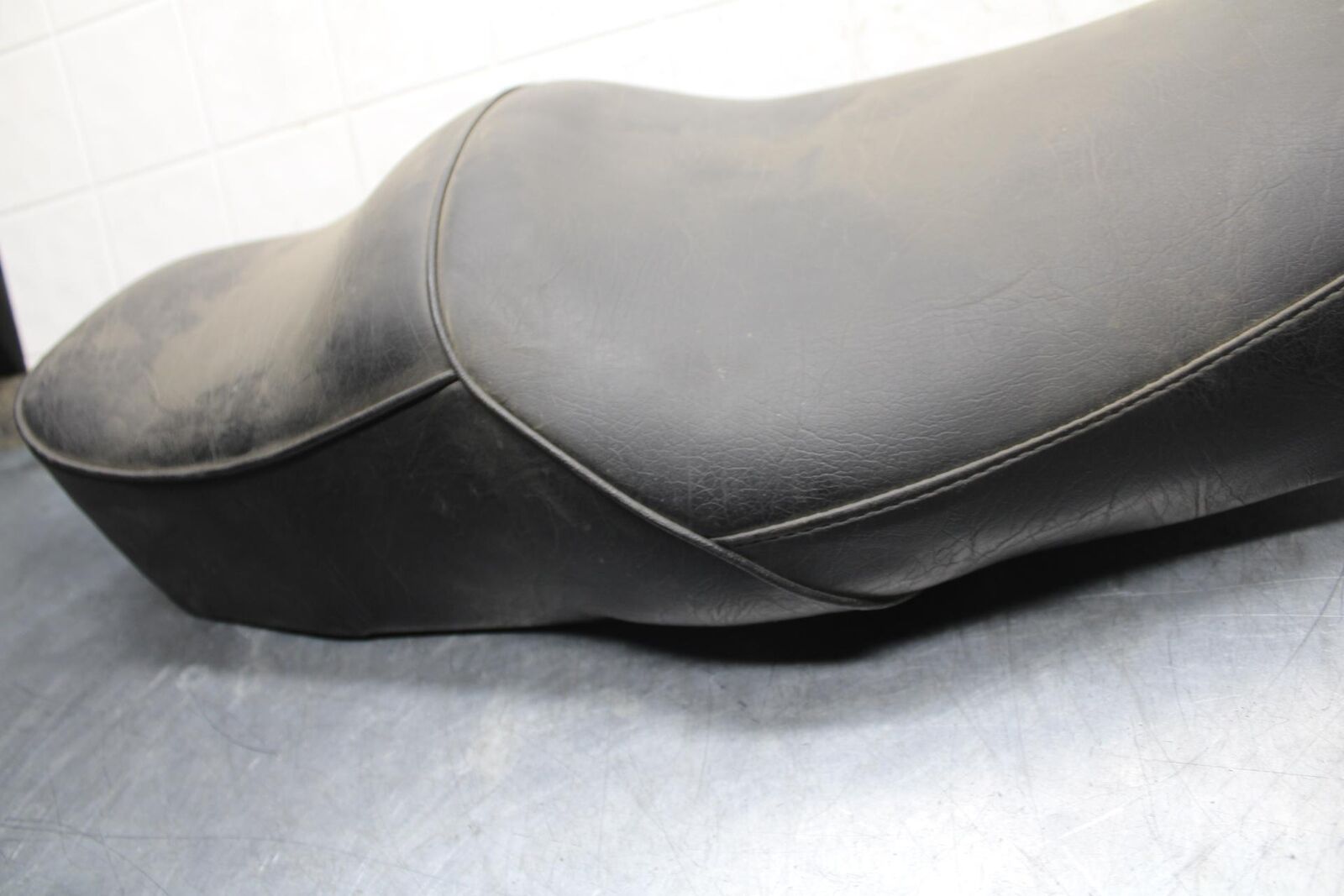 75 SUZUKI GT 550 FRONT REAR SEAT SADDLE BB72 