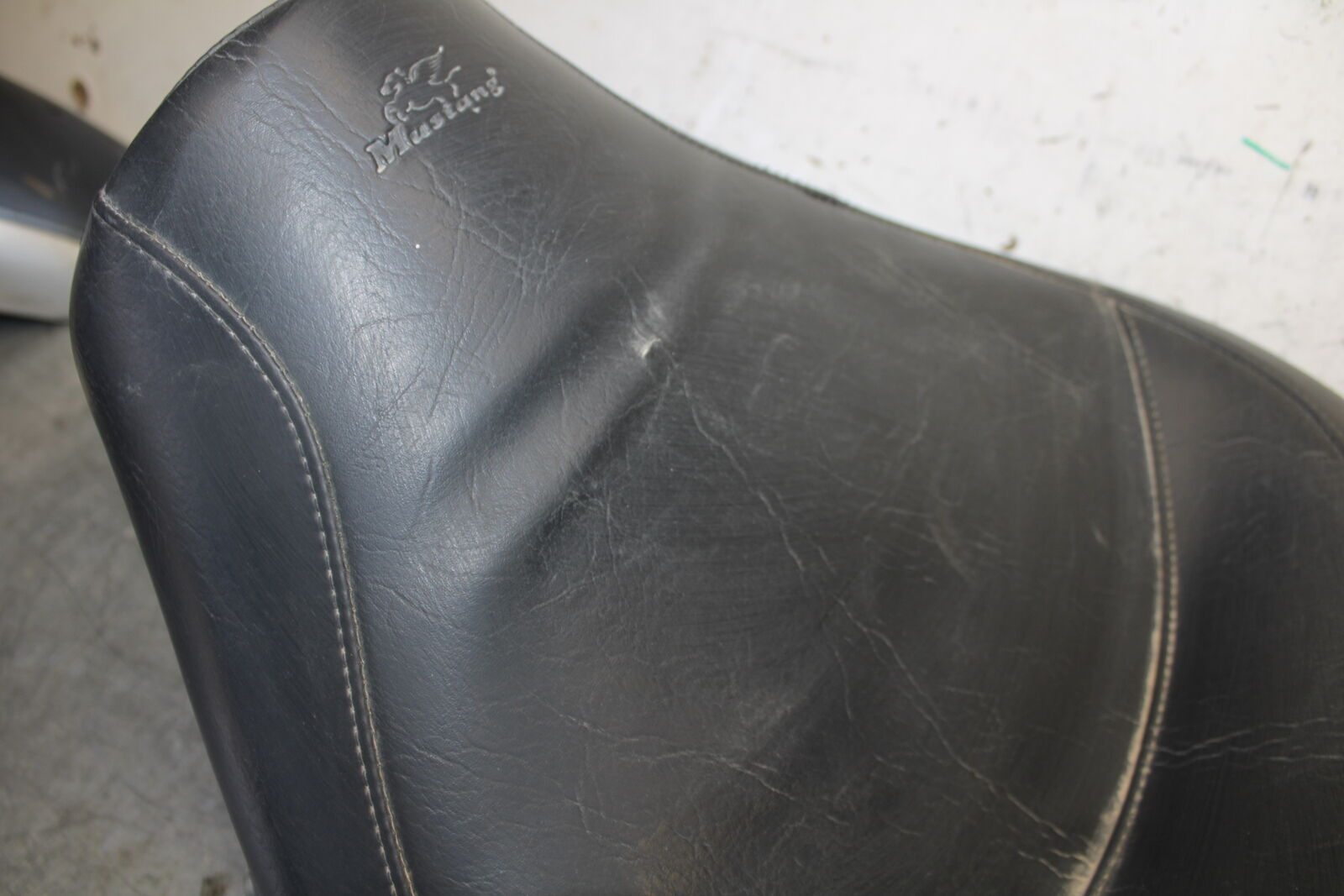 87-03 SUZUKI INTRUDER 1400 VS1400GLP FRONT DRIVERS SEAT BB702