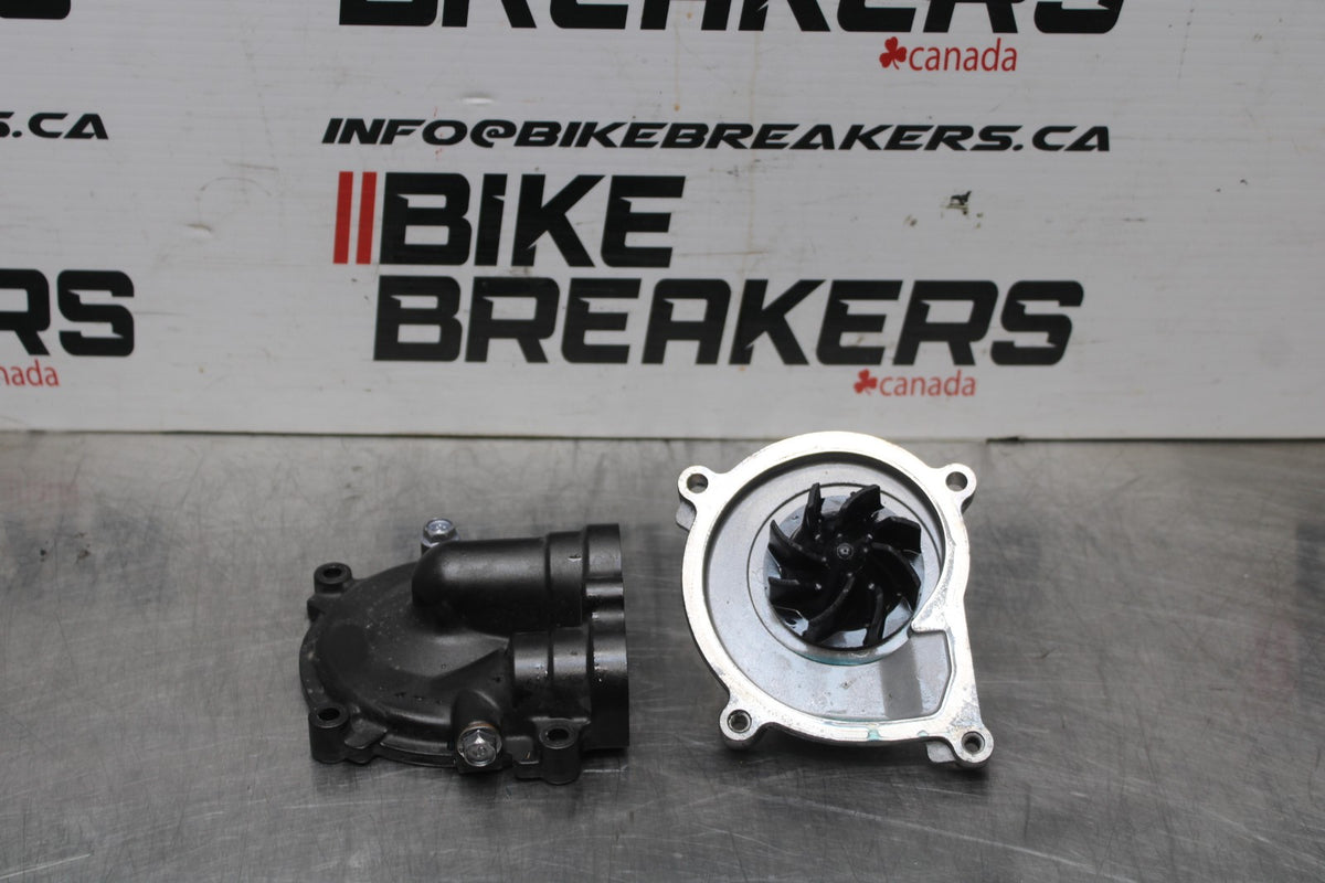 18 YAMAHA YZF R1  ENGINE WATER COOLANT PUMP  BB838