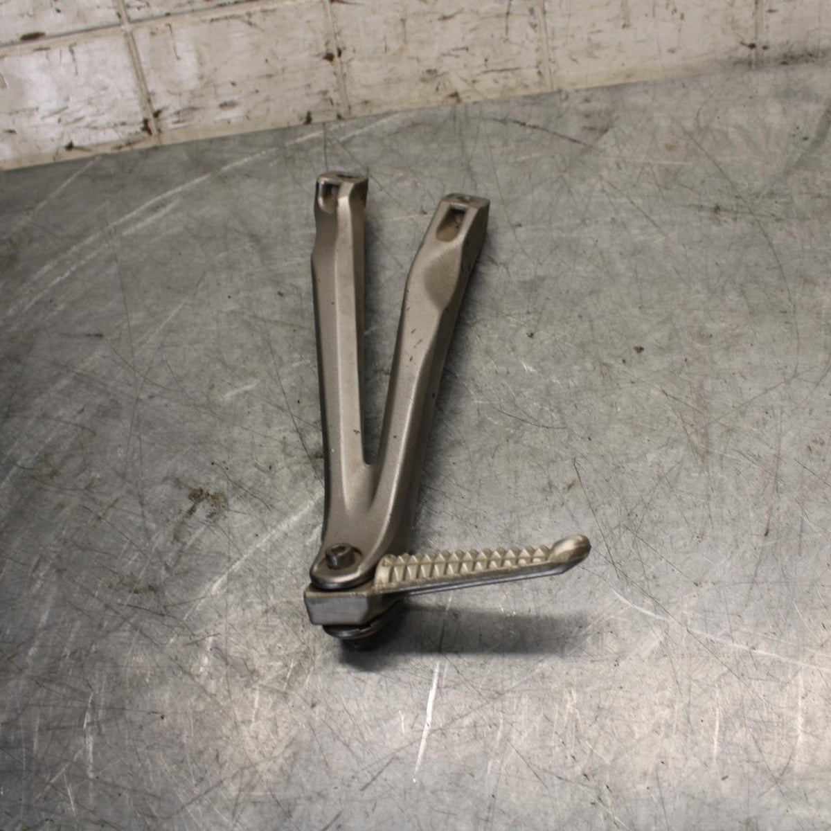 2007 Yamaha YZF R1 LEFT REAR PASSENGER PEG 5JJ-27431-10-00 5VY-2741L-00-00 BB523