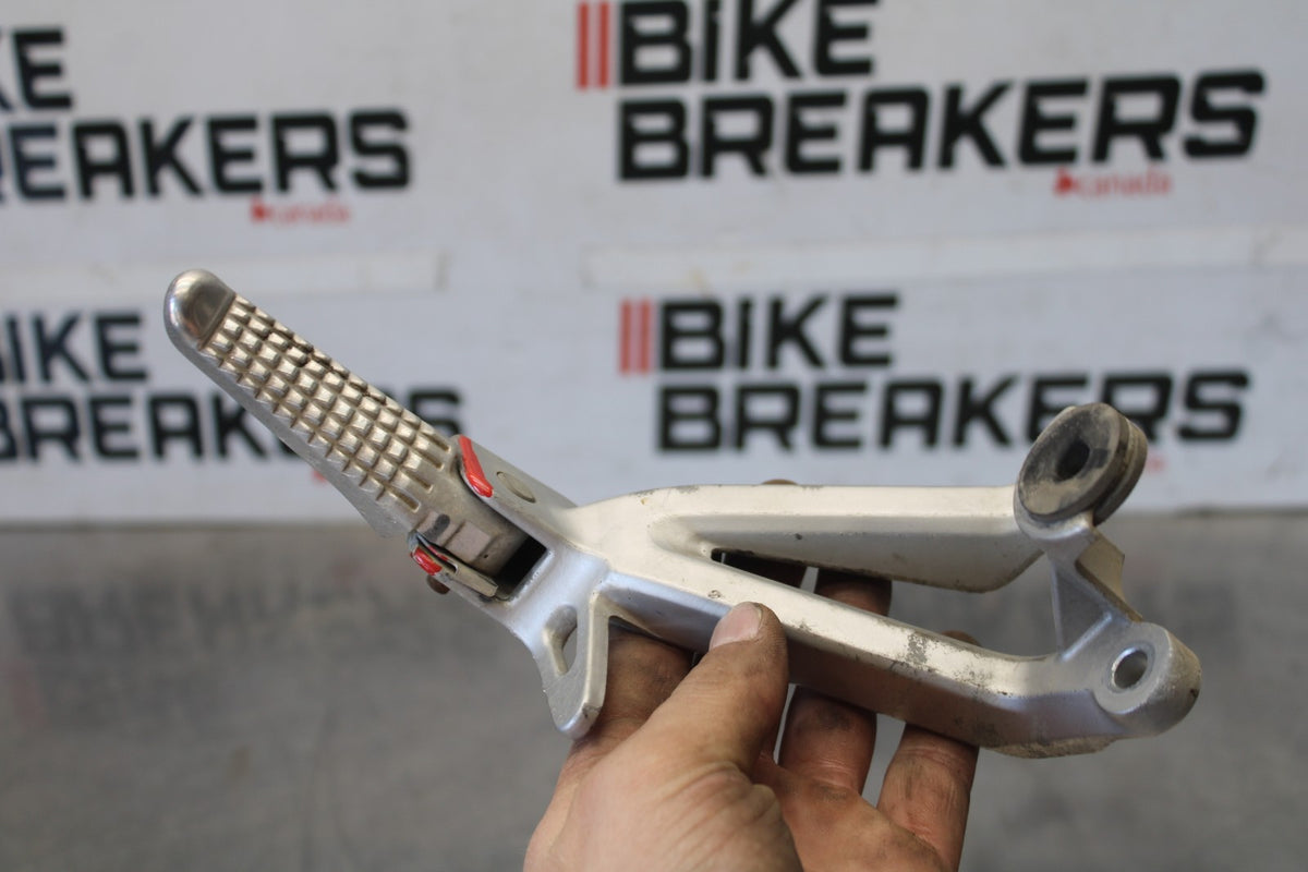 97-00 SUZUKI GSXR600 SRAD LEFT REAR BACK PASSENGER PEG BB921
