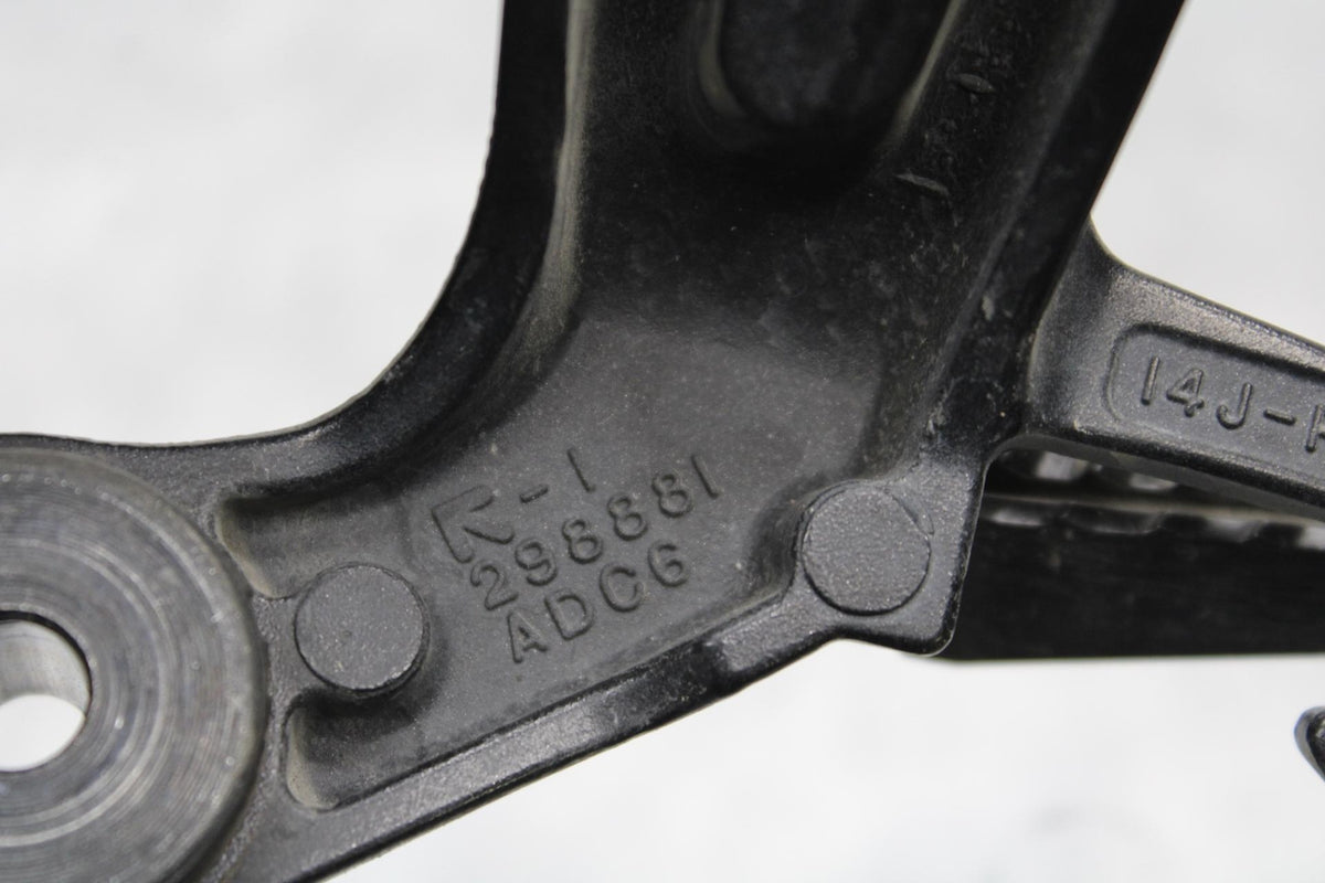 2017 Suzuki GSXR600 REAR BACK PASSENGER PEG SET PAIR BB598