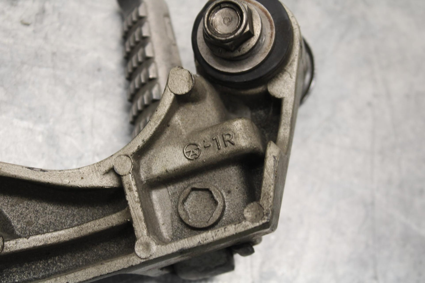 2000 Kawasaki Ninja ZX9R ZX900F REAR BACK PASSENGER PEG SET PAIR BB70