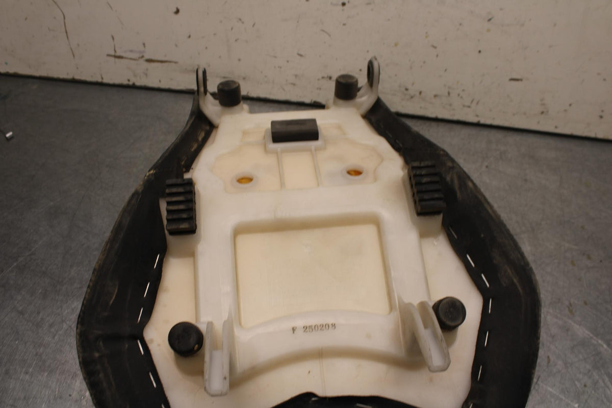 09-16 SUZUKI GSXR1000 FRONT DRIVERS SEAT PAD SADDLE PILLION 45100-47H10-DW2 BB64