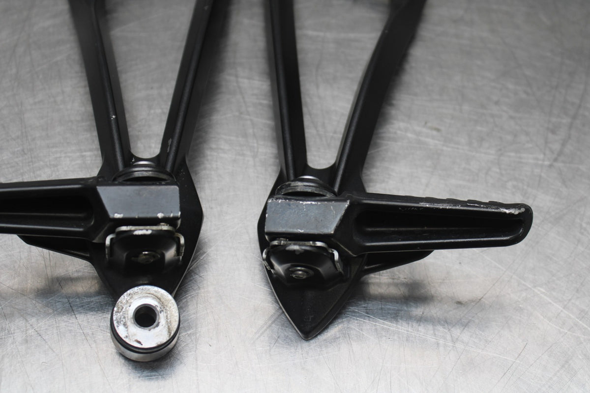 08 KAWASAKI NINJA ZX10R REAR BACK PASSENGER PEG SET PAIR BB902