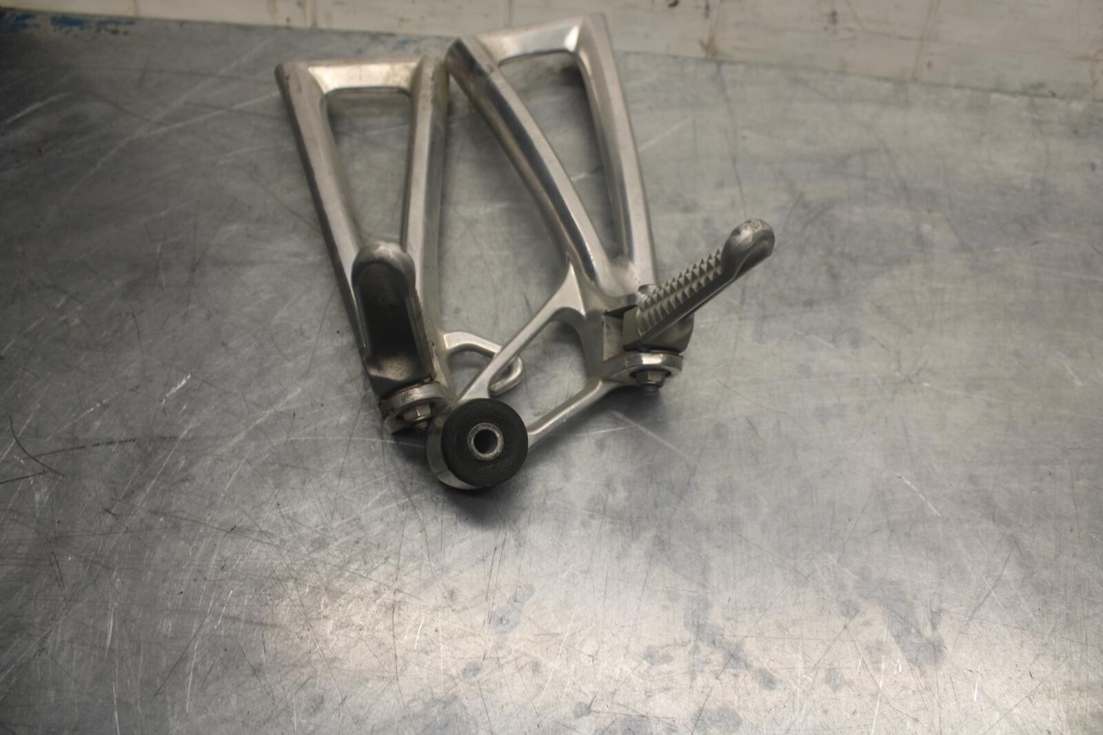 05 YAMAHA YZF R6S REAR BACK PASSENGER PEG SET PAIR BB462