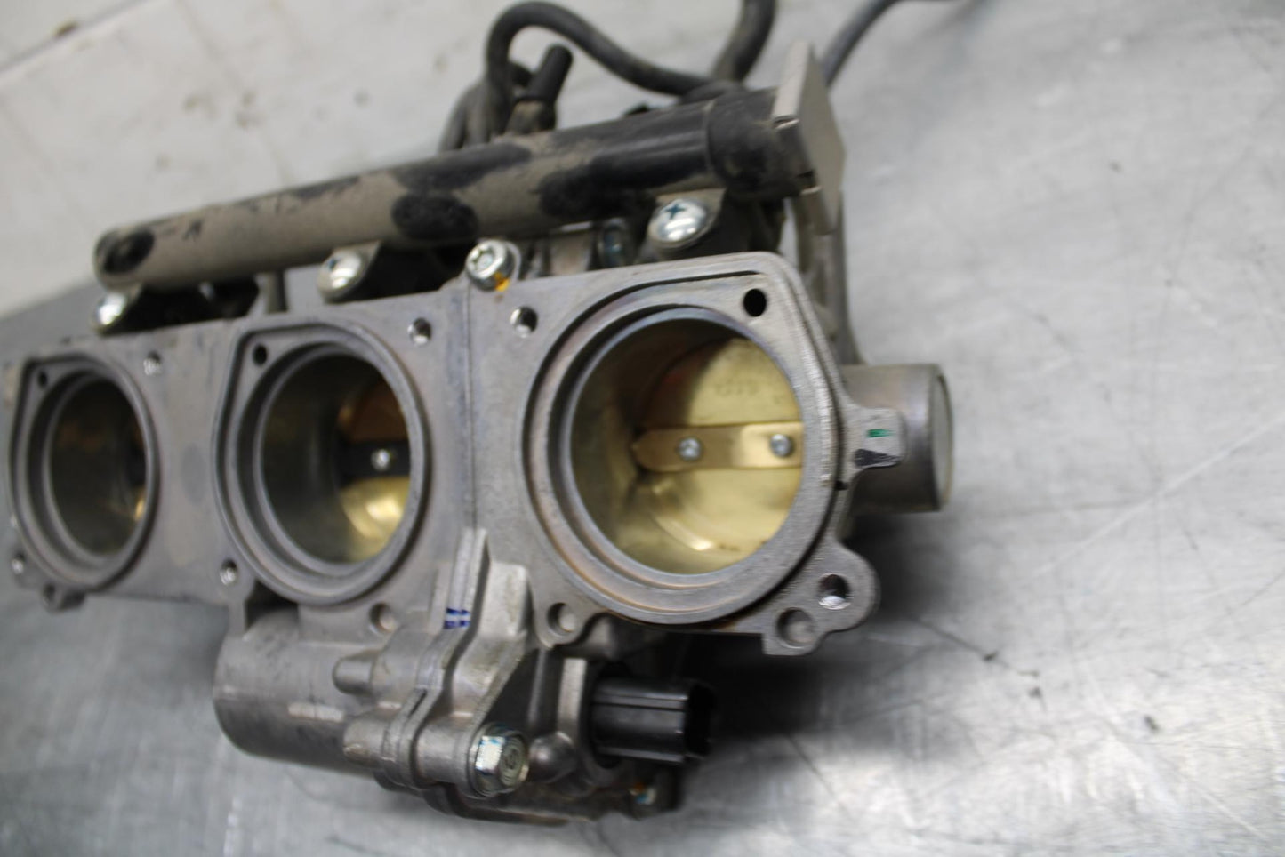 17-21 TRIUMPH STREET TRIPPLE R ABS MAIN FUEL INJECTORS / THROTTLE BODIES bb452