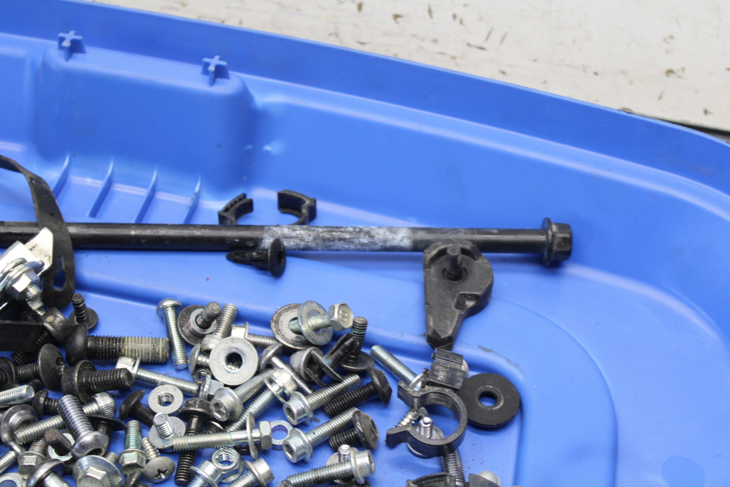 22-24 YAMAHA XSR900 MOUNTING BOLTS HARDWARE MOTOR SCREWS BB683