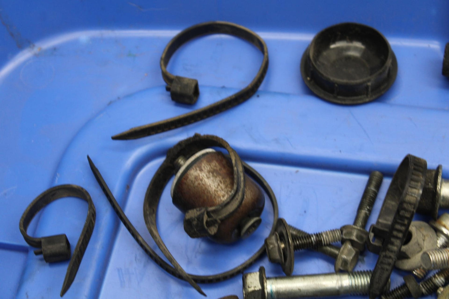 1995 Suzuki RF600R MISCELLANEOUS MOUNTING BOLTS HARDWARE MOTOR  BB615