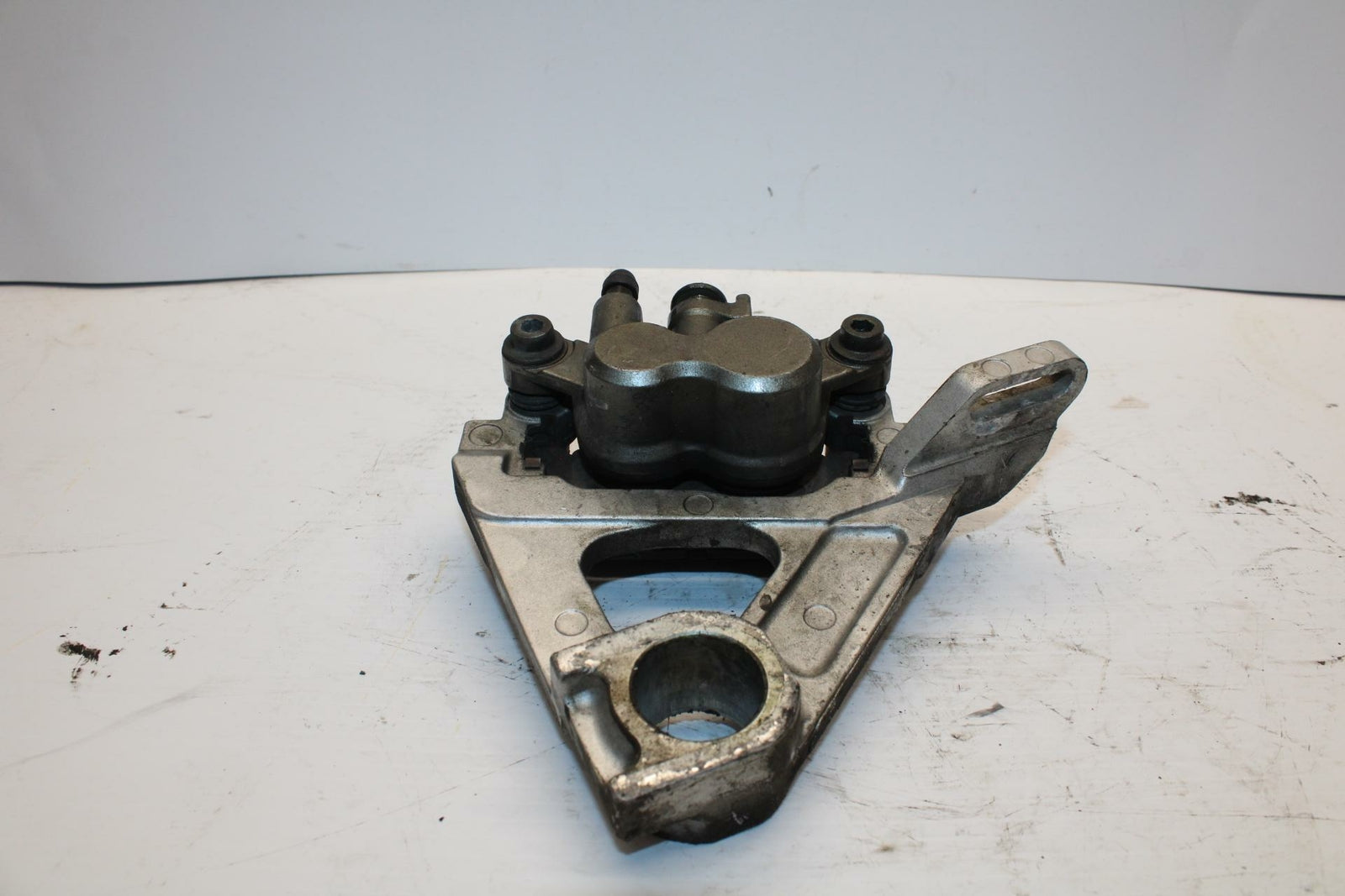 99 YAMAHA YZF R6 REAR BACK BRAKE CALIPER W MOUNT BRACKET BB246