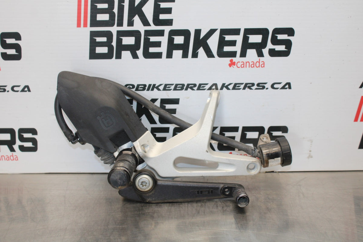 18-22 HUSQVARNA VITPILEN 701 RIGHT REARSET REAR SET DRIVER FOOT PEG REST BB198