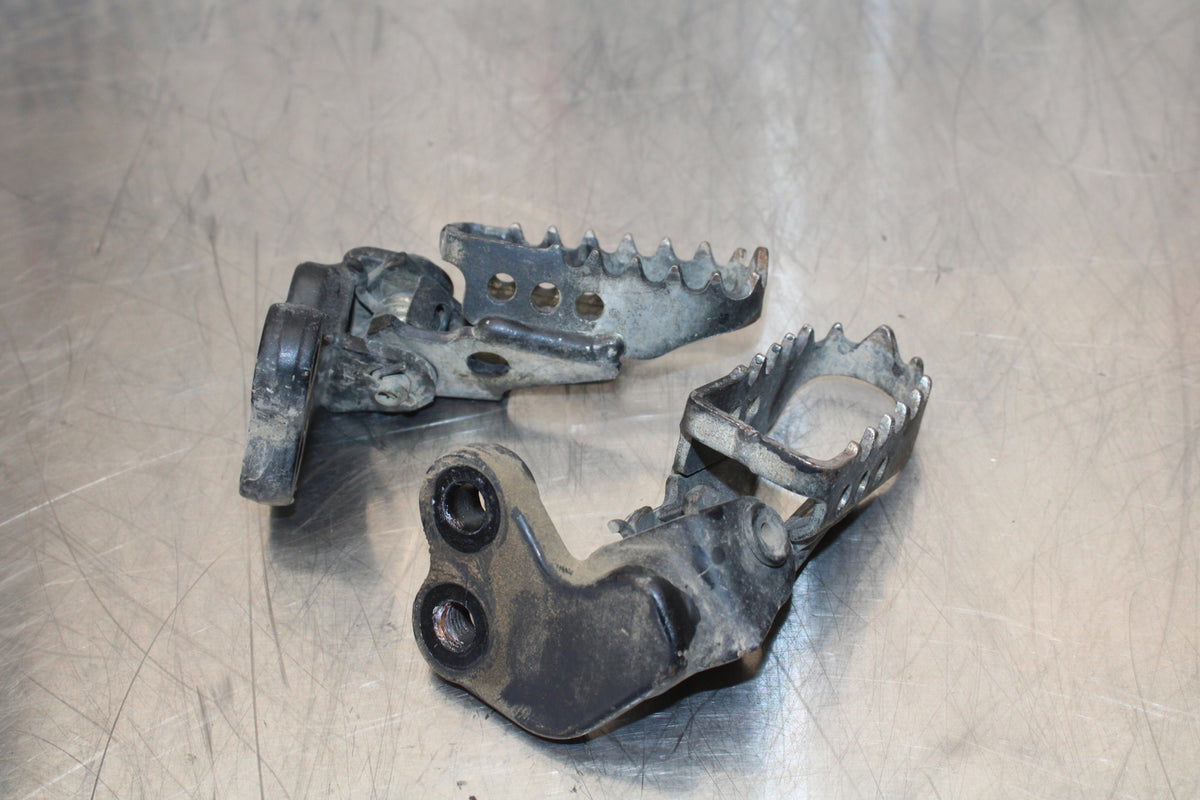 19 YAMAHA TTR230 LEFT RIGHT FOOT RESTS PEGS  BB146