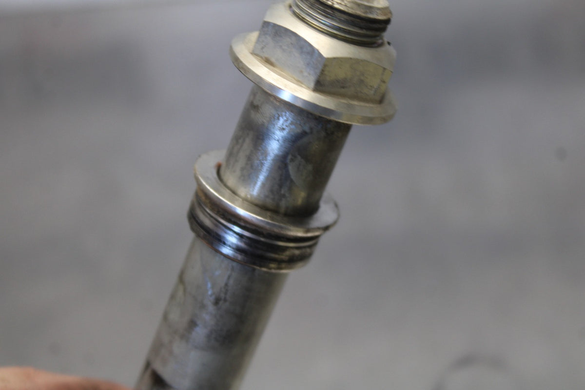 18 SUZUKI GSXR750 FRONT WHEEL RIM AXLE PIVOT BOLT BB891