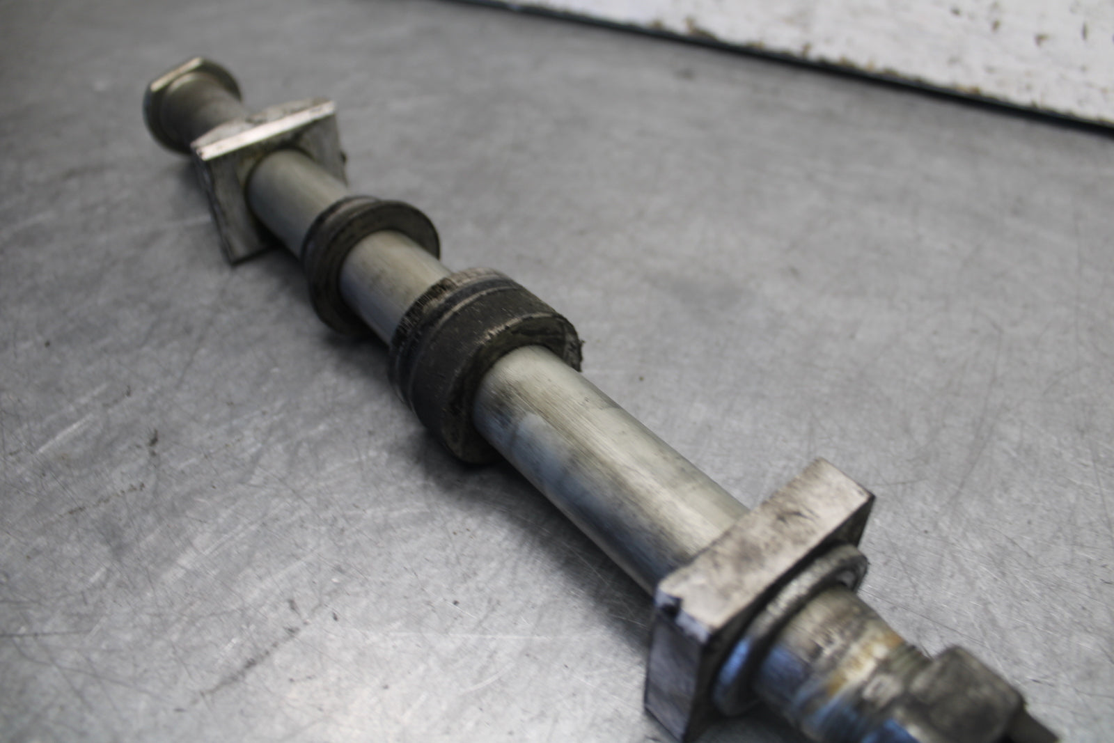 09-12 KAWASAKI NINJA ZX6R REAR AXLE BACK WHEEL RIM BOLT AXEL 41068-0035  BB698