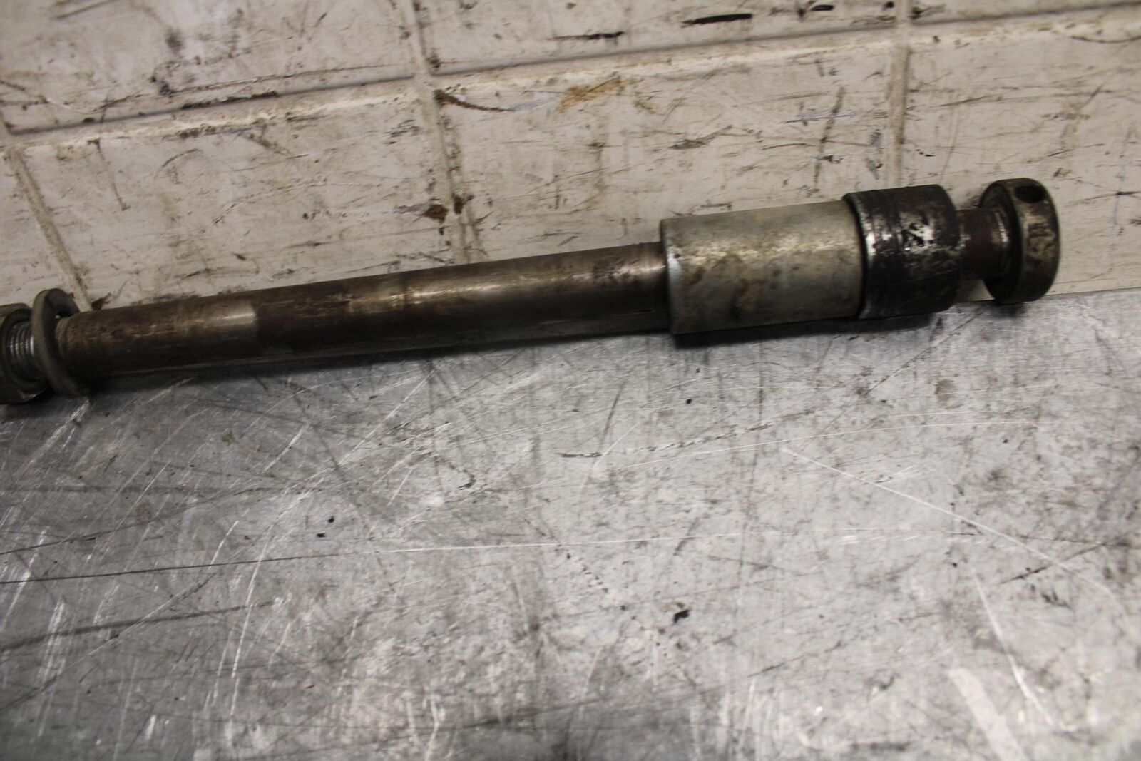1982 Suzuki GS450L REAR AXLE BACK WHEEL RIM PIVOT BOLT AXEL 64711-3300V BB52
