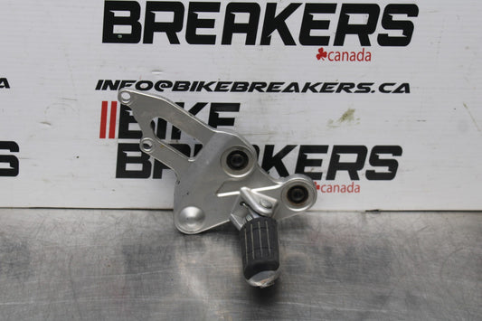 14-17 YAMAHA FZ07 RIGHT REARSET REAR SET DRIVER FOOT PEG REST STOP BB843
