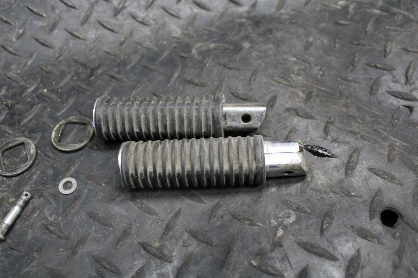03-05 HONDA SHADOW CLASSIC 750 REAR FOOT RESTS PEGS STEPS SET PAIR BB229