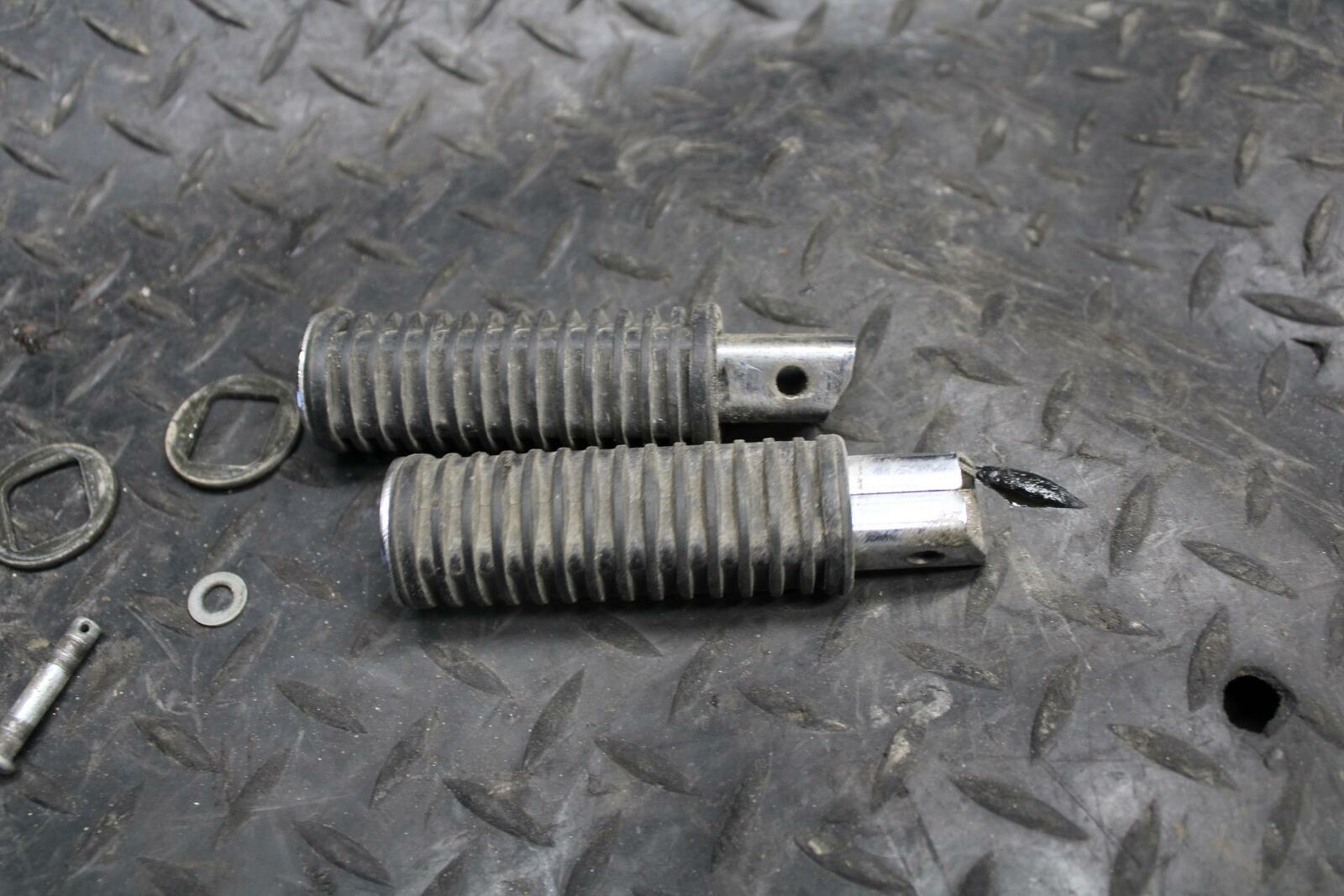 03-05 HONDA SHADOW CLASSIC 750 REAR FOOT RESTS PEGS STEPS SET PAIR BB229