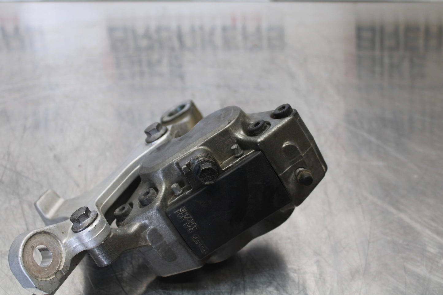 09 YAMAHA ROYAL STAR XVZ1300TF VENTURE REAR BRAKE CALIPER W MOUNT BRACKET BB151