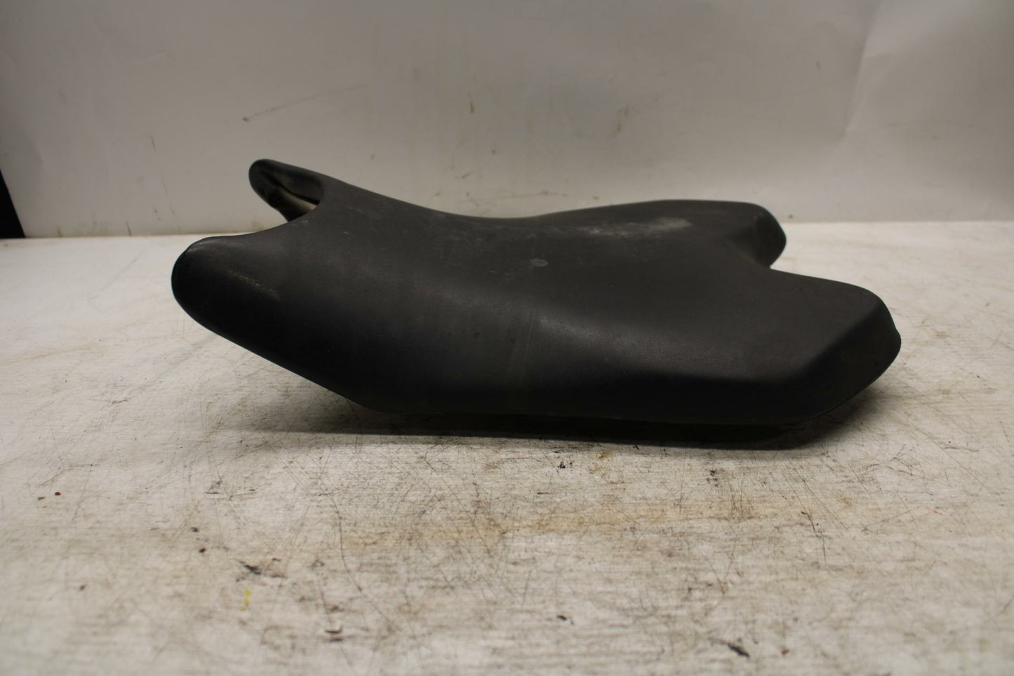 08 YAMAHA YZF R6 2c0 FRONT DRIVERS SEAT PAD SADDLE PILLION BB365