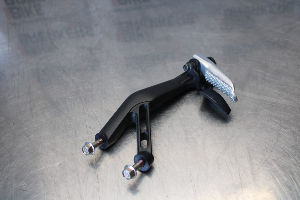 22-25 YAMAHA YZF R7 RIGHT REAR BACK PASSENGER PEG BB176