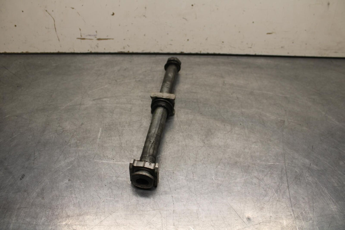 05-06 HONDA CBR600RR REAR AXLE BACK WHEEL RIM BOLT AXEL 42301-MEE-D00 BB624