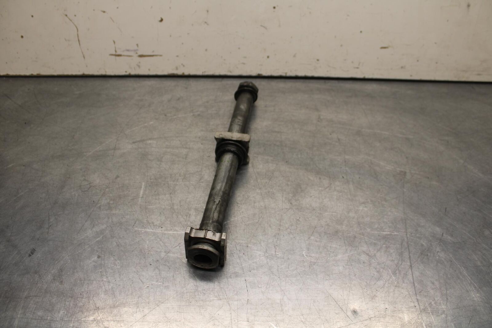 05-06 HONDA CBR600RR REAR AXLE BACK WHEEL RIM BOLT AXEL 42301-MEE-D00 BB624