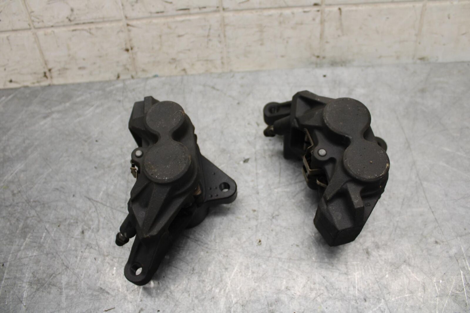 2015 Yamaha FZ07 RIGHT LEFT FRONT BRAKE CALIPER SET PAIR CALIPERS BB531