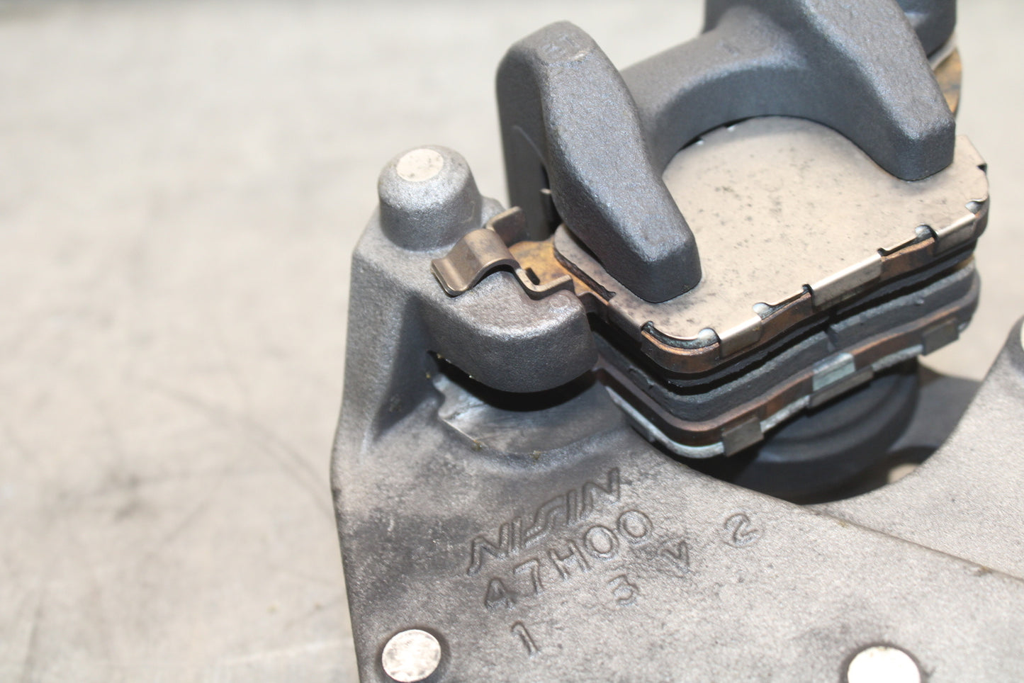 13 SUZUKI GSXR750 REAR BACK BRAKE CALIPER W MOUNT BRACKET BB110