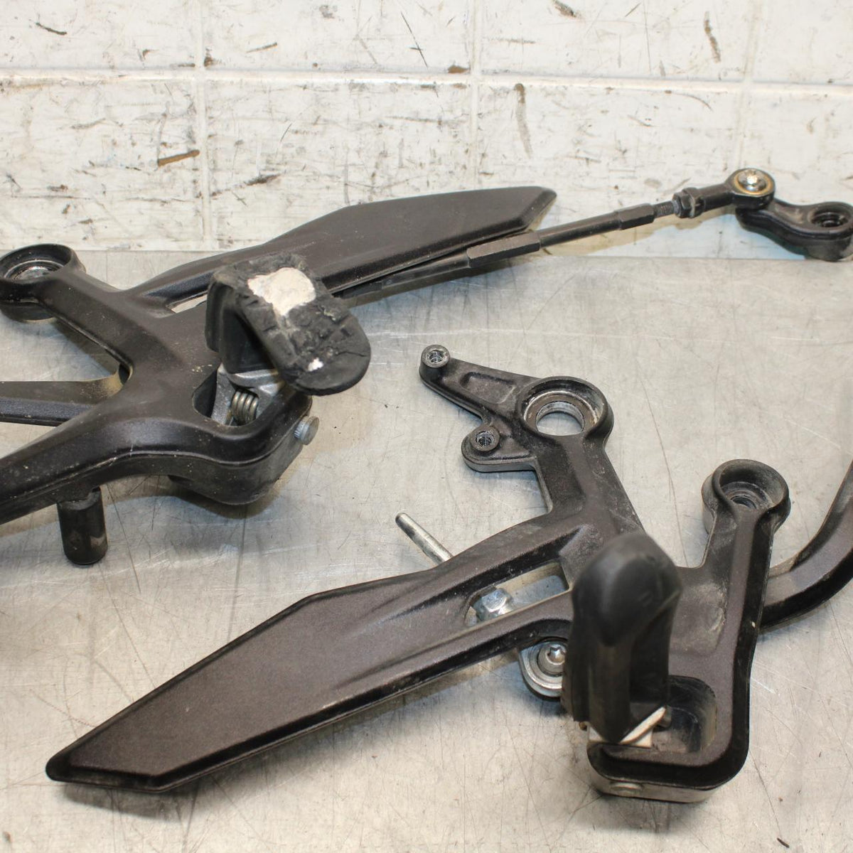 19-20 KTM 790 DUKE 790 RIGHT LEFT REARSETS REAR SET DRIVER FOOT PEGS  BB570