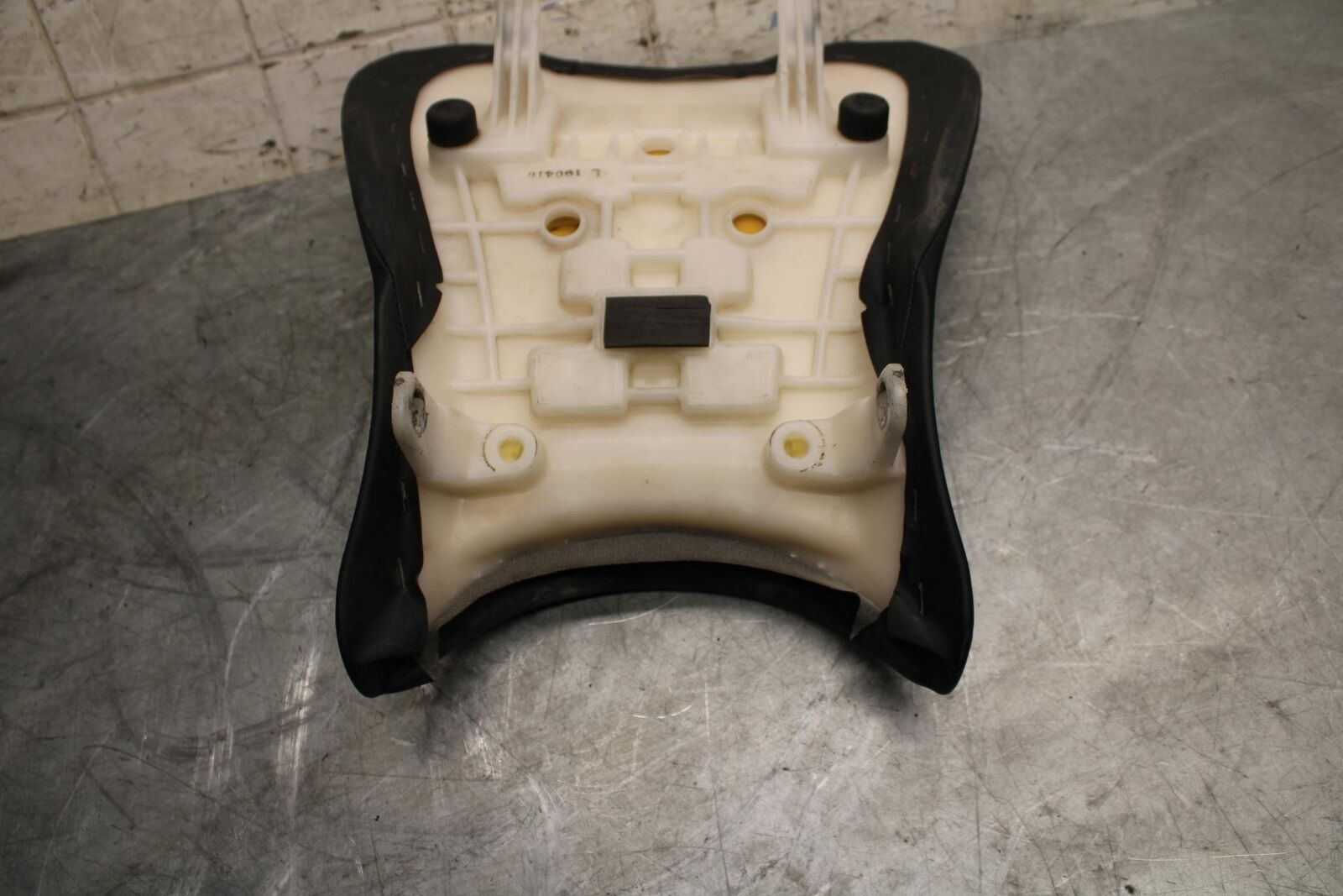 2007 Suzuki GSXR750 FRONT DRIVERS SEAT PAD SADDLE PILLION 45100-01H00-6BY BB546