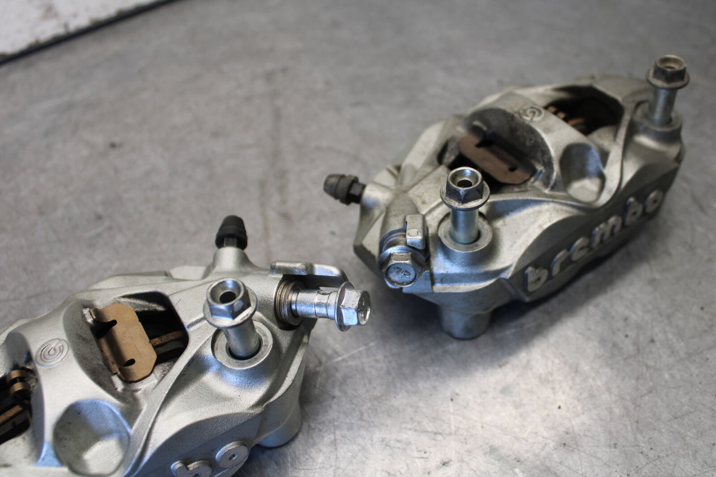 11-24 SUZUKI GSXR750 RIGHT LEFT FRONT BRAKE CALIPER SET PAIR CALIPERS  BB687