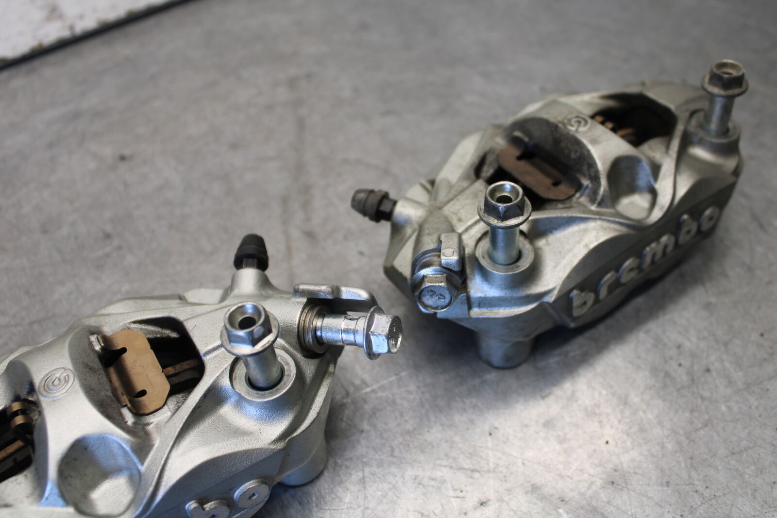 11-24 SUZUKI GSXR750 RIGHT LEFT FRONT BRAKE CALIPER SET PAIR CALIPERS  BB687