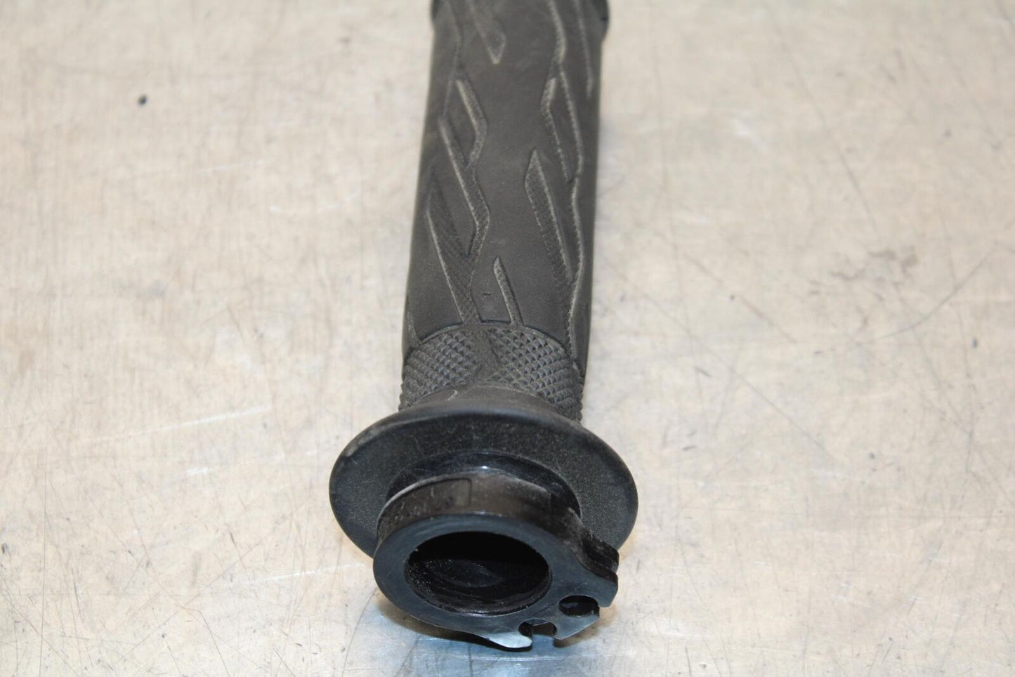 2015 Suzuki GSXR750 RIGHT THROTTLE GRIP BB595