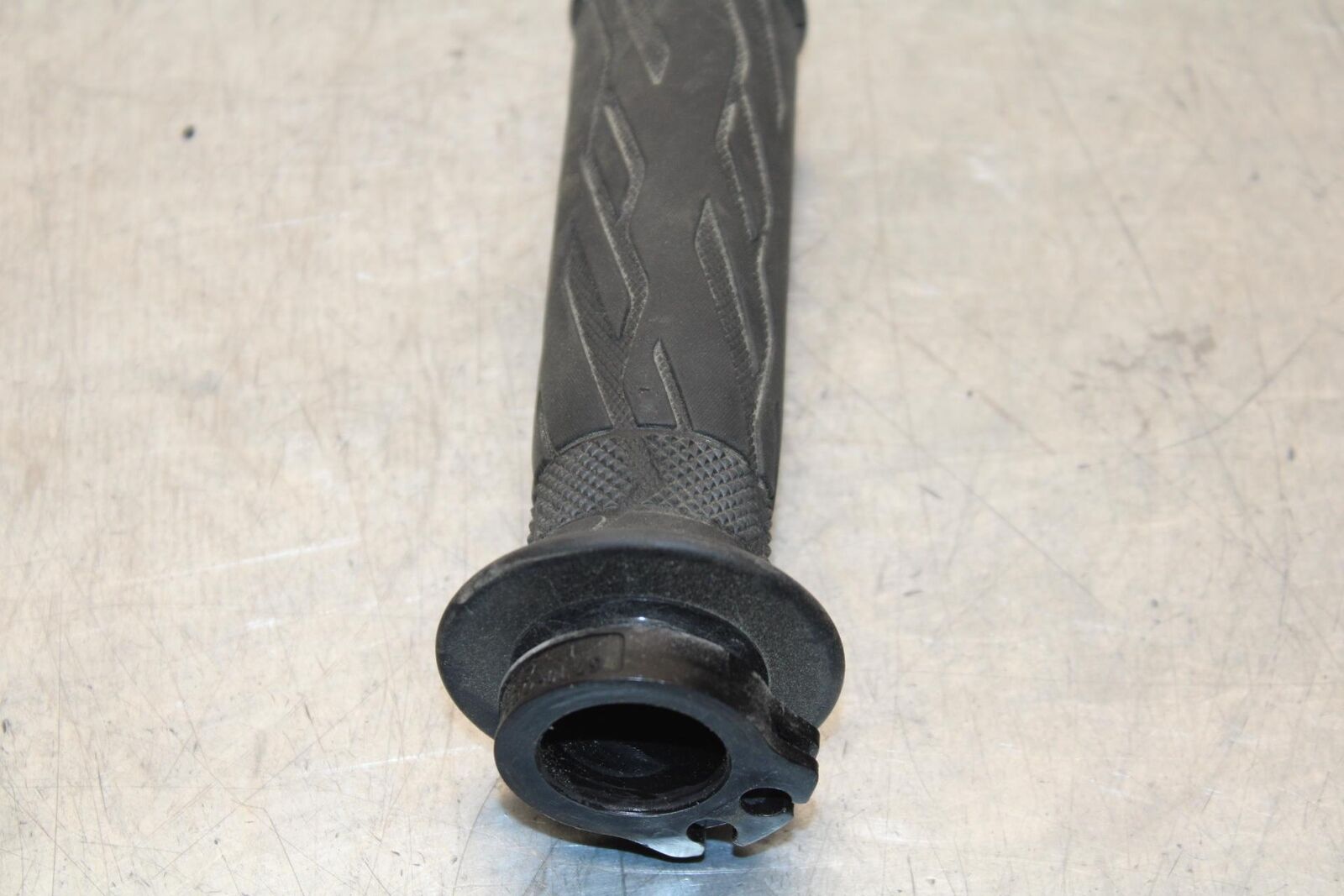 2015 Suzuki GSXR750 RIGHT THROTTLE GRIP BB595