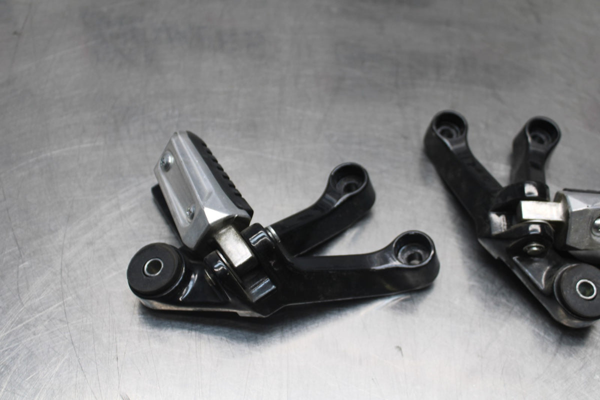 15 SUZUKI GW250F REAR BACK PASSENGER PEG SET PAIR BB789