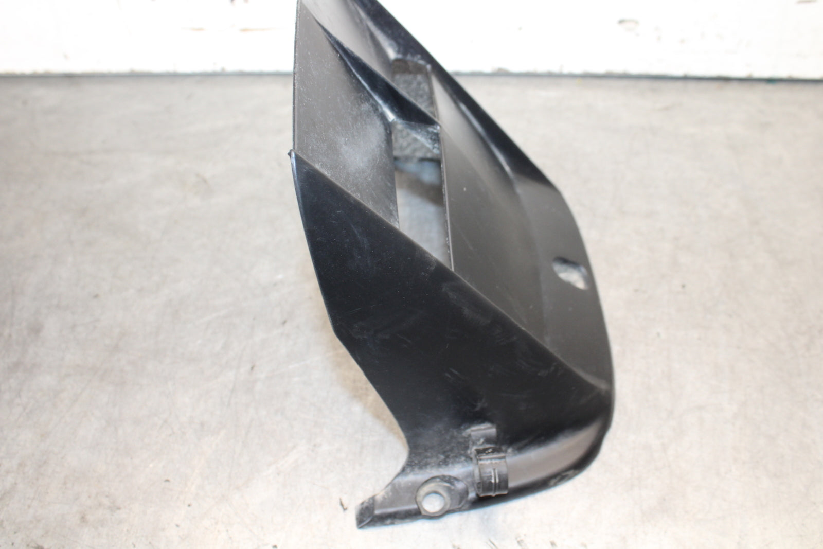 08-16 YAMAHA YZF R6 REAR BACK WHEEL TIRE HUGGER FENDER 2C0-21650-00-00 BB665