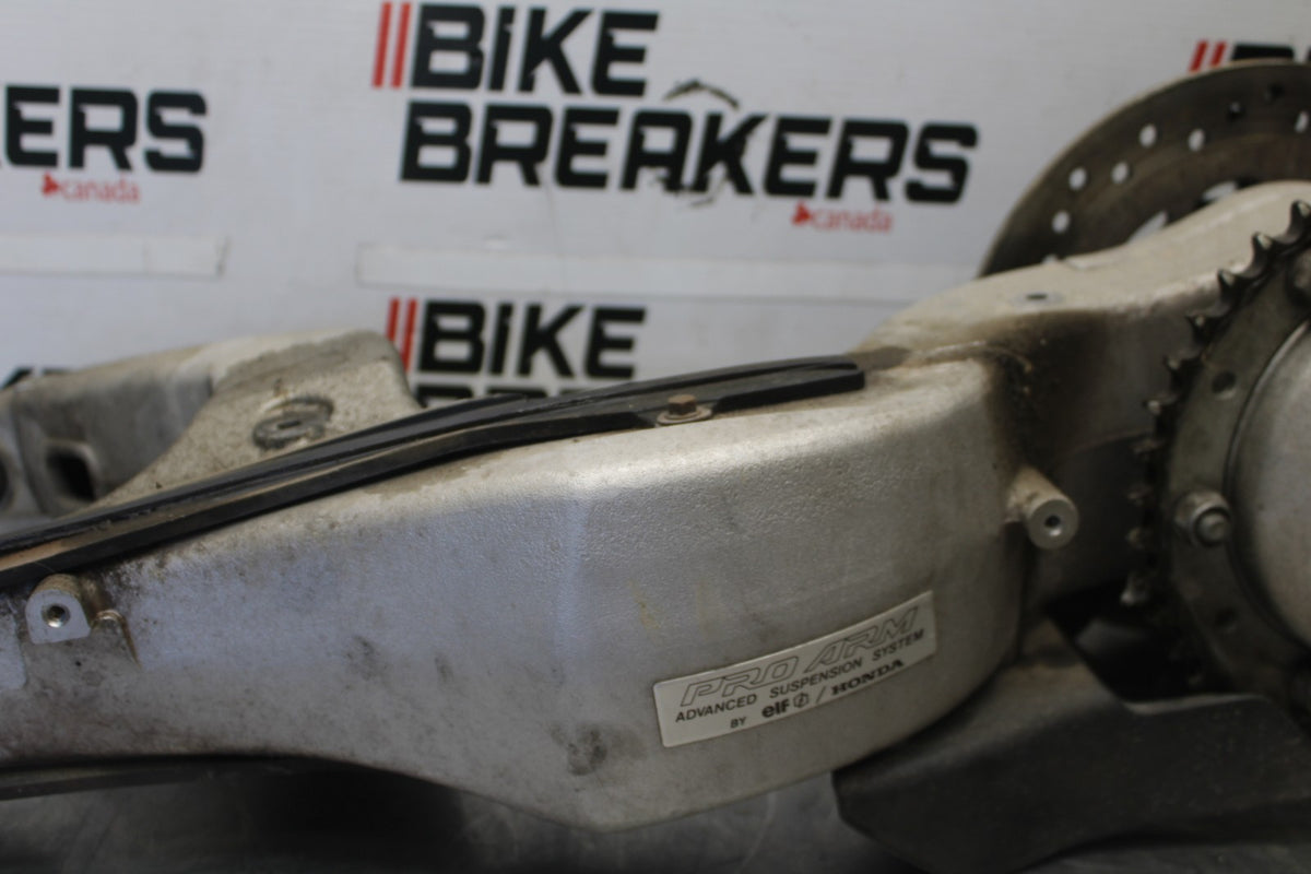 06-07 HONDA INTERCEPTOR 800 VFR800 REAR SWINGARM BACK SUSPENSION SWING ARM BB917