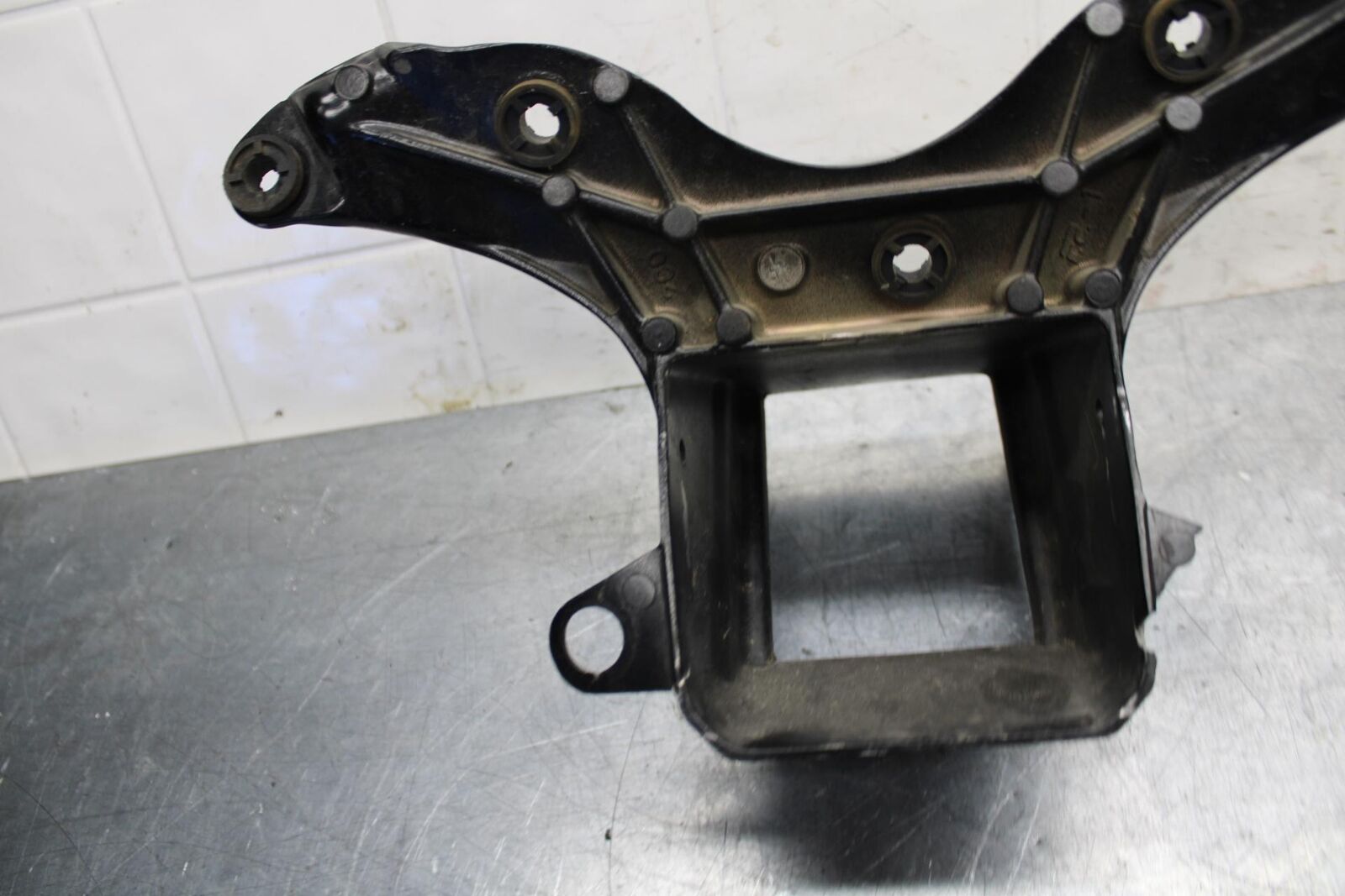 07 YAMAHA YZF R6 2c0 FAIRING MIRROR GAUGES STAY BRACKET 2C0-28356-00-00 BB75