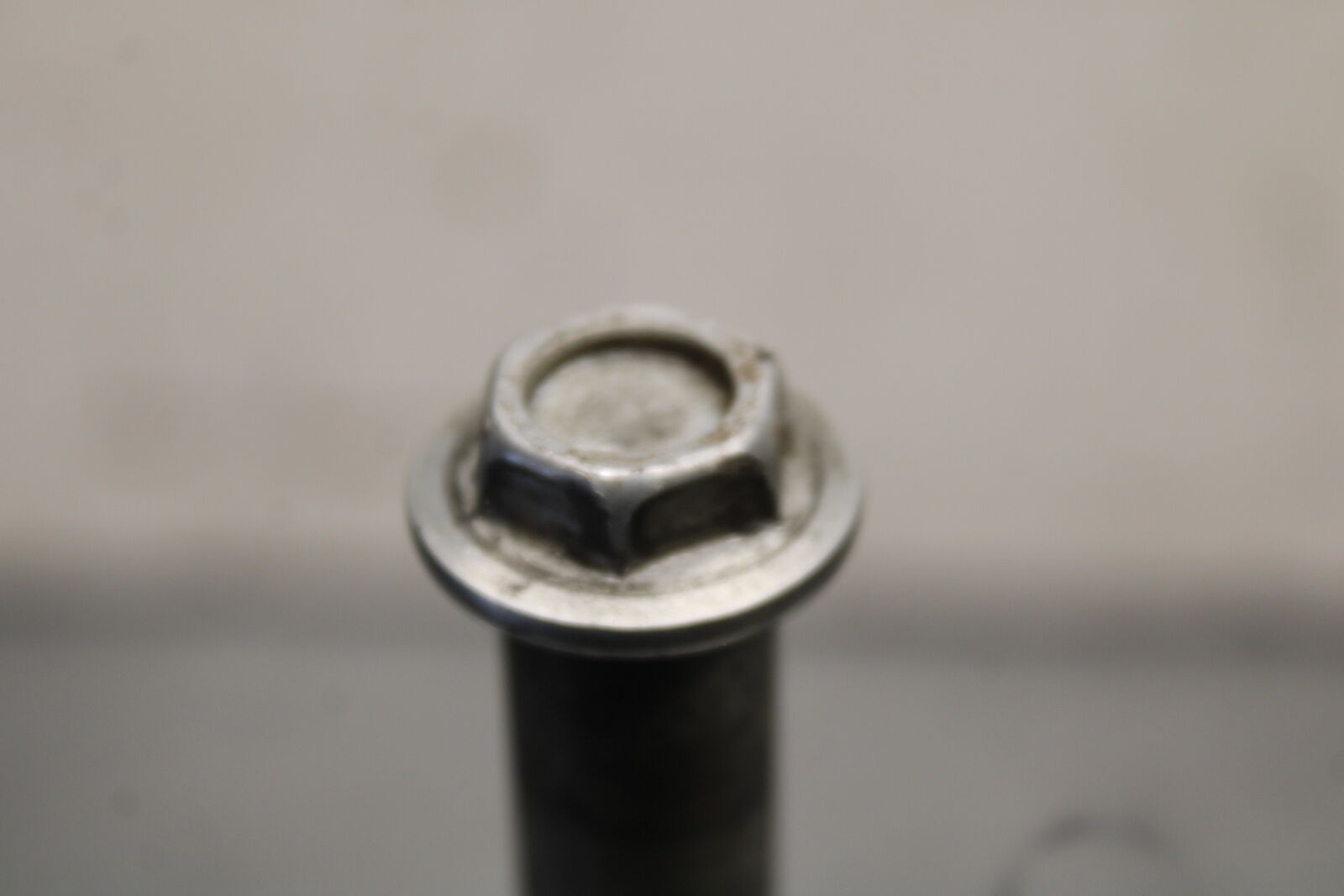 05-06 SUZUKI BOULEVARD M50 REAR AXLE BACK WHEEL RIM PIVOT BOLT AXEL BB671