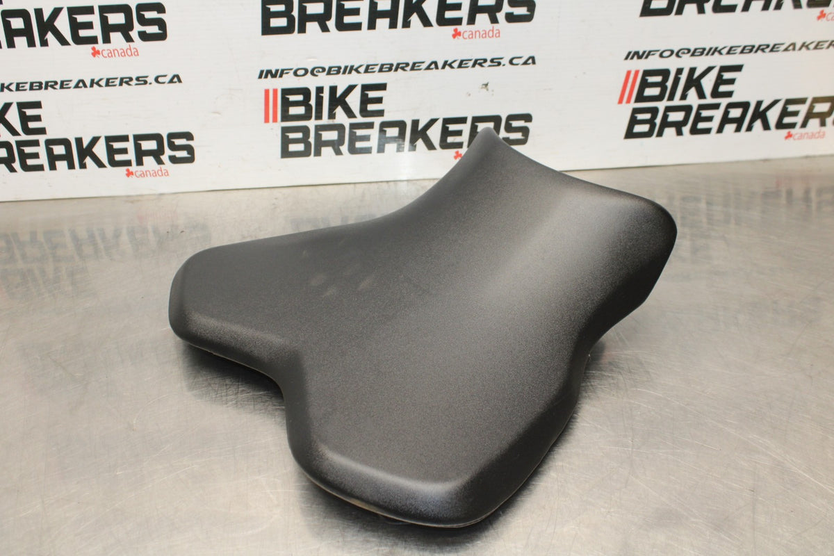 18 YAMAHA YZF R1  FRONT DRIVERS SEAT PAD SADDLE PILLION BB838
