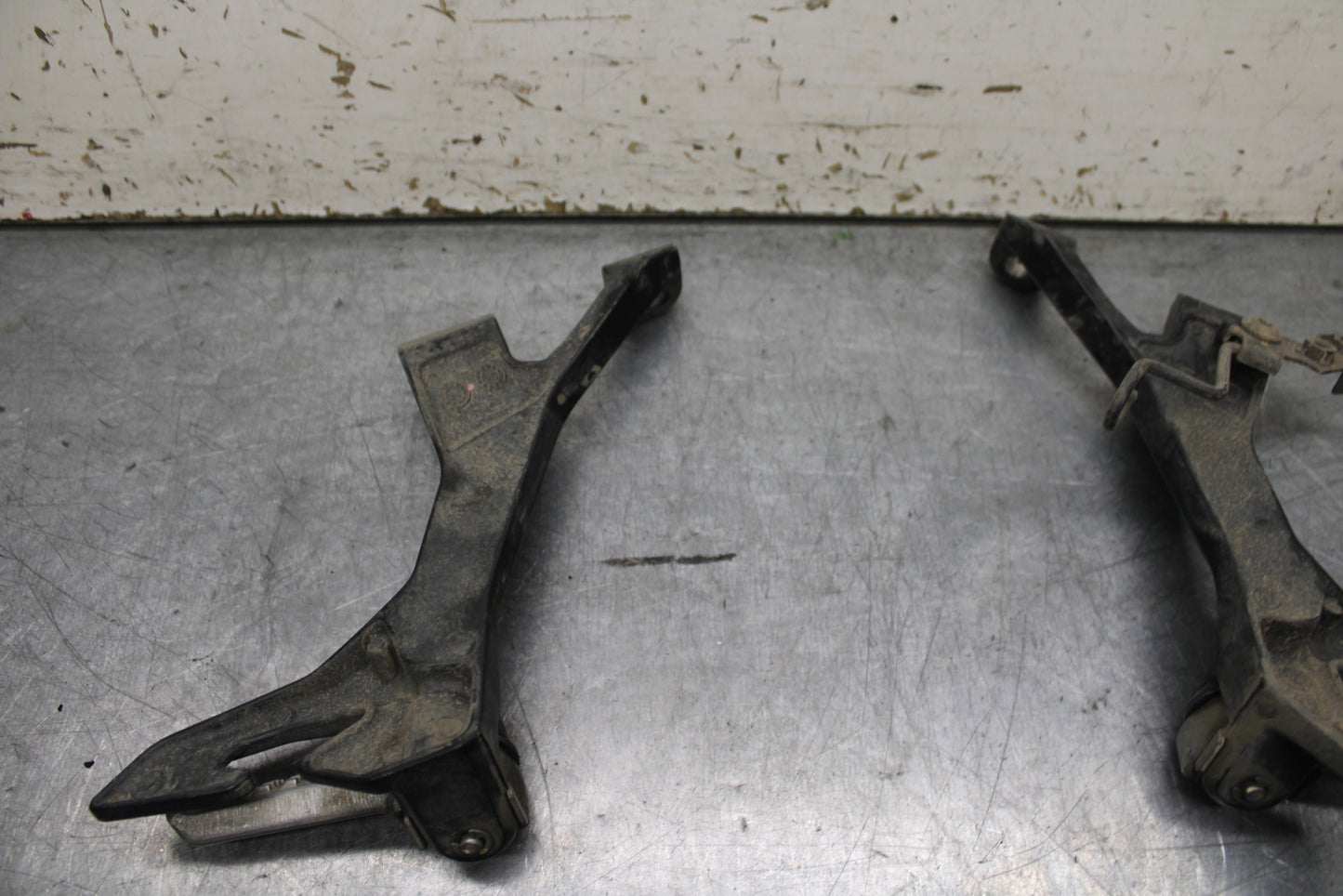 24 KAWASAKI NINJA 500 ABS REAR BACK PASSENGER PEG SET PAIR BB744