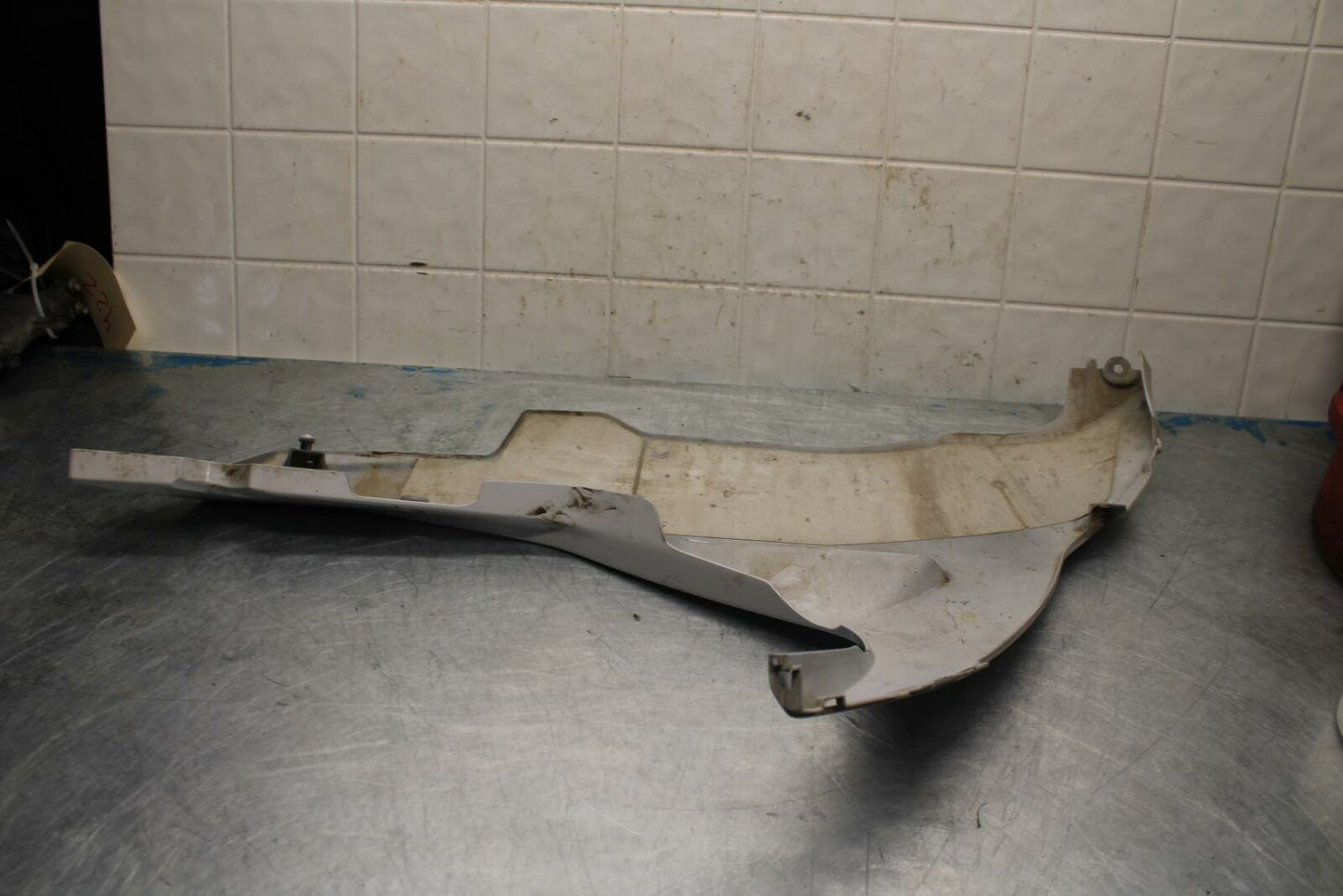 11-22 SUZUKI GSXR600 RIGHT LOWER BOTTOM BELLY SIDE WHITE FAIRING COWL BB422