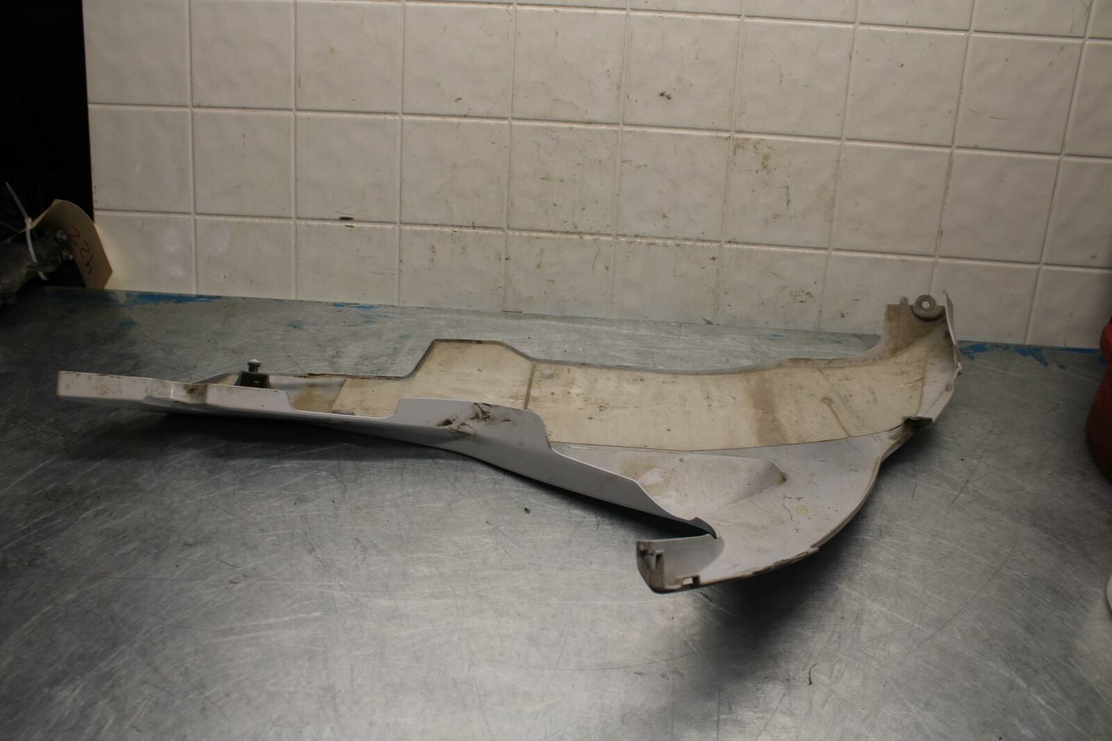 11-22 SUZUKI GSXR600 RIGHT LOWER BOTTOM BELLY SIDE WHITE FAIRING COWL BB422